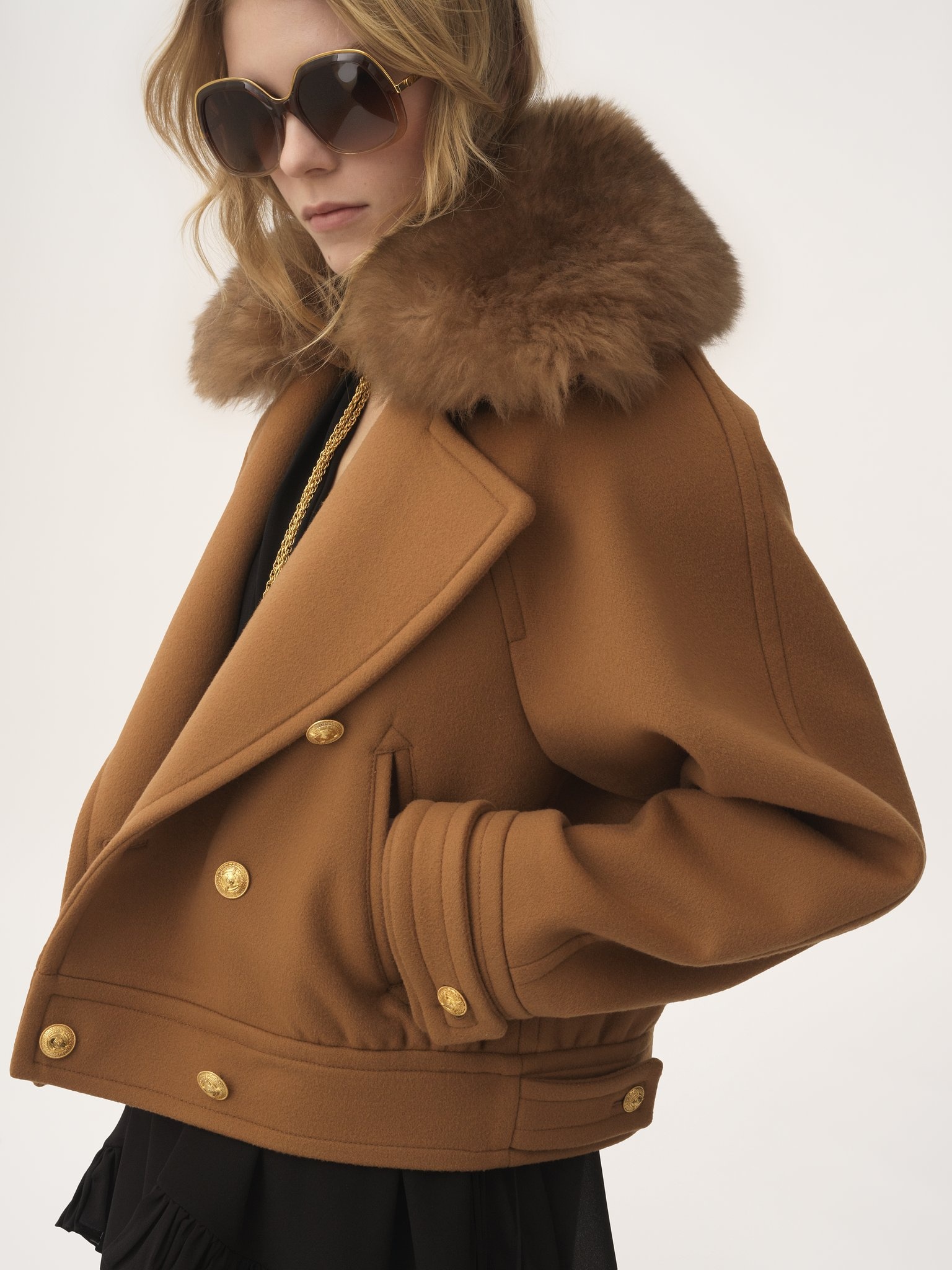 SHORT BOXY DOUBLE-BREASTED COAT IN SOFT WOOL - 4
