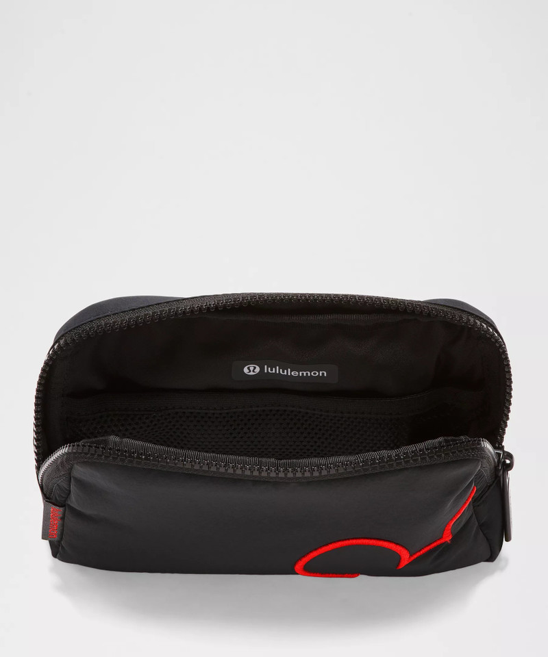 Disney x lululemon *Everywhere Belt Bag 1L Mickey Outline Graphic 4