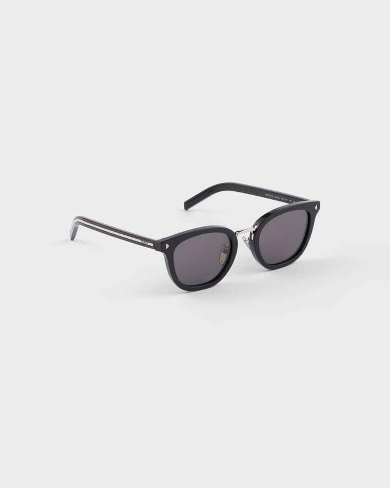 Sunglasses with the iconic metal plaque 3