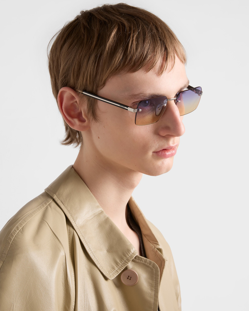 Sunglasses with the iconic metal plaque 6