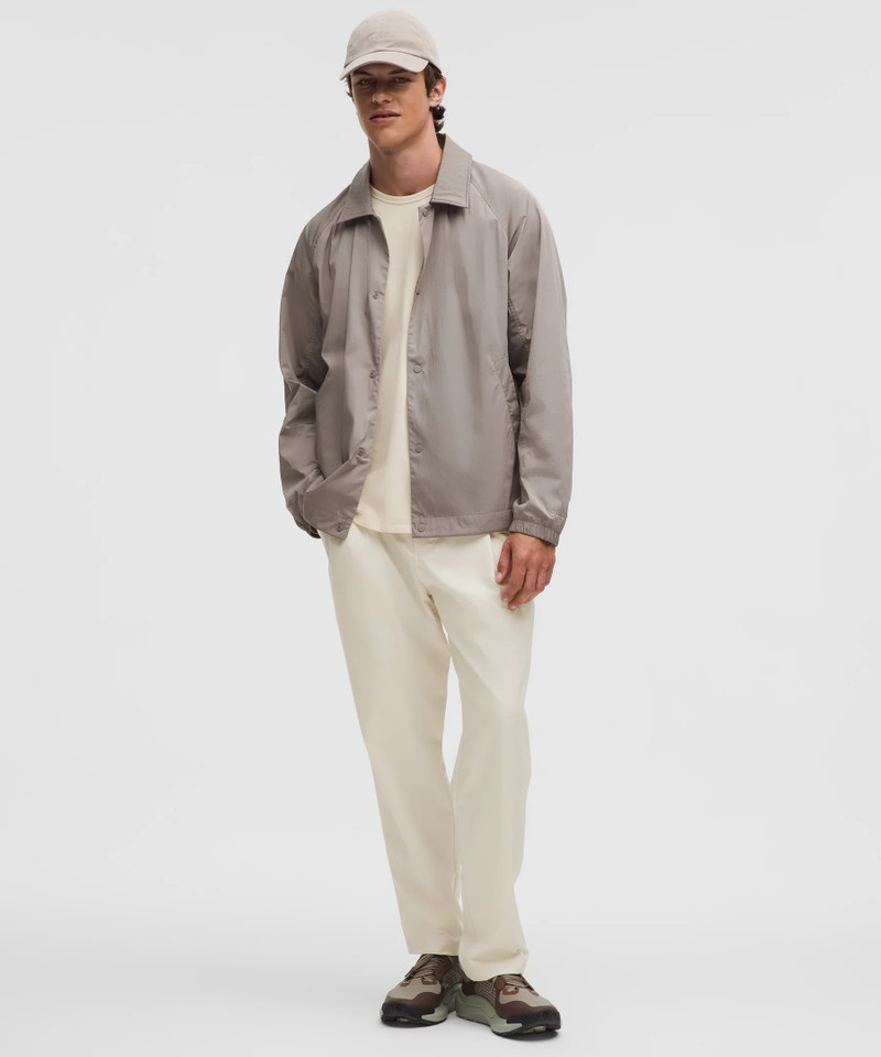 Woven Classic-Fit Pleated Trouser *Regular 1