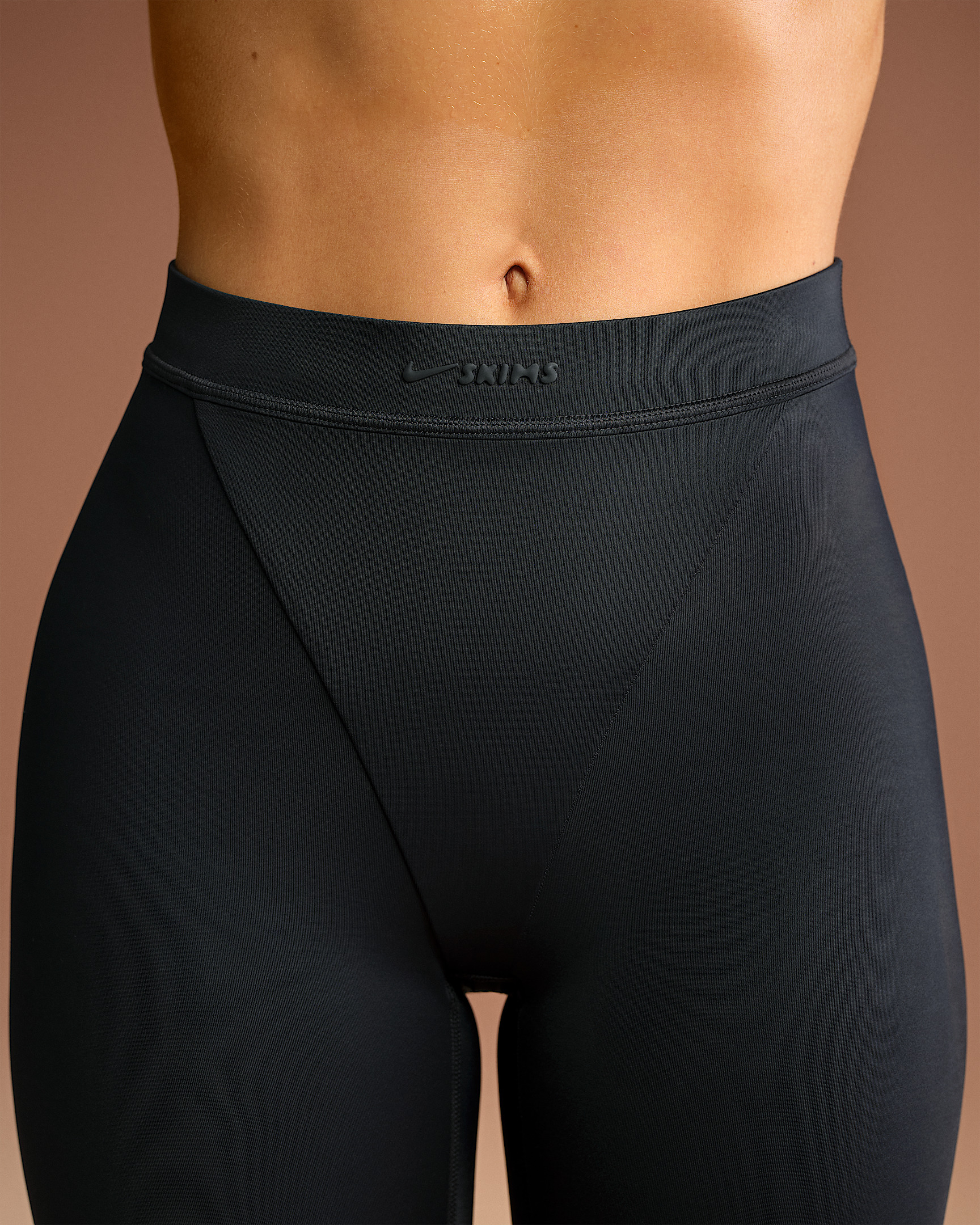 NikeSKIMS Shine Women's High-Waisted V-Panel 26" Leggings - 6