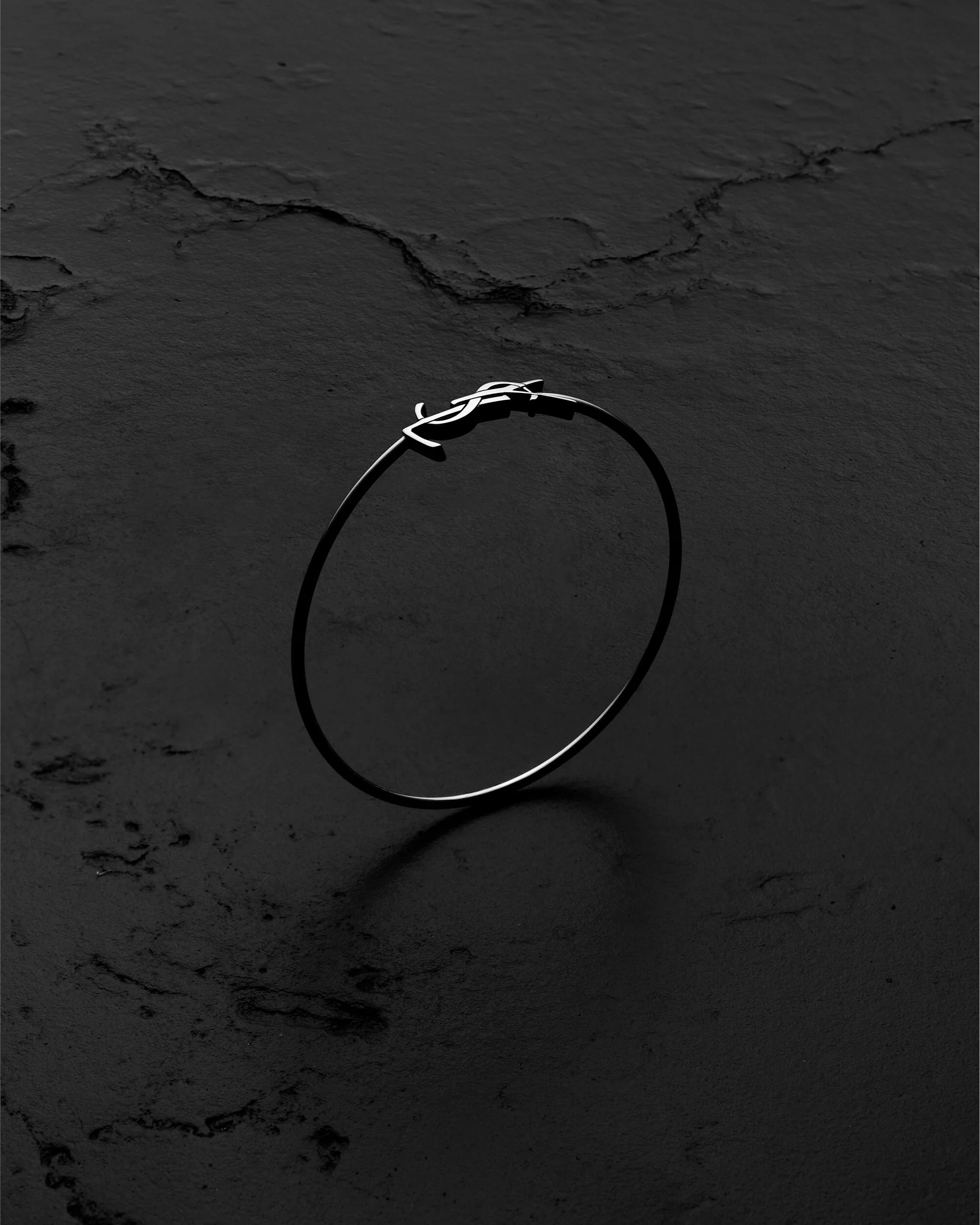 CASSANDRE HINGED BANGLE IN 18K GREY GOLD - 1