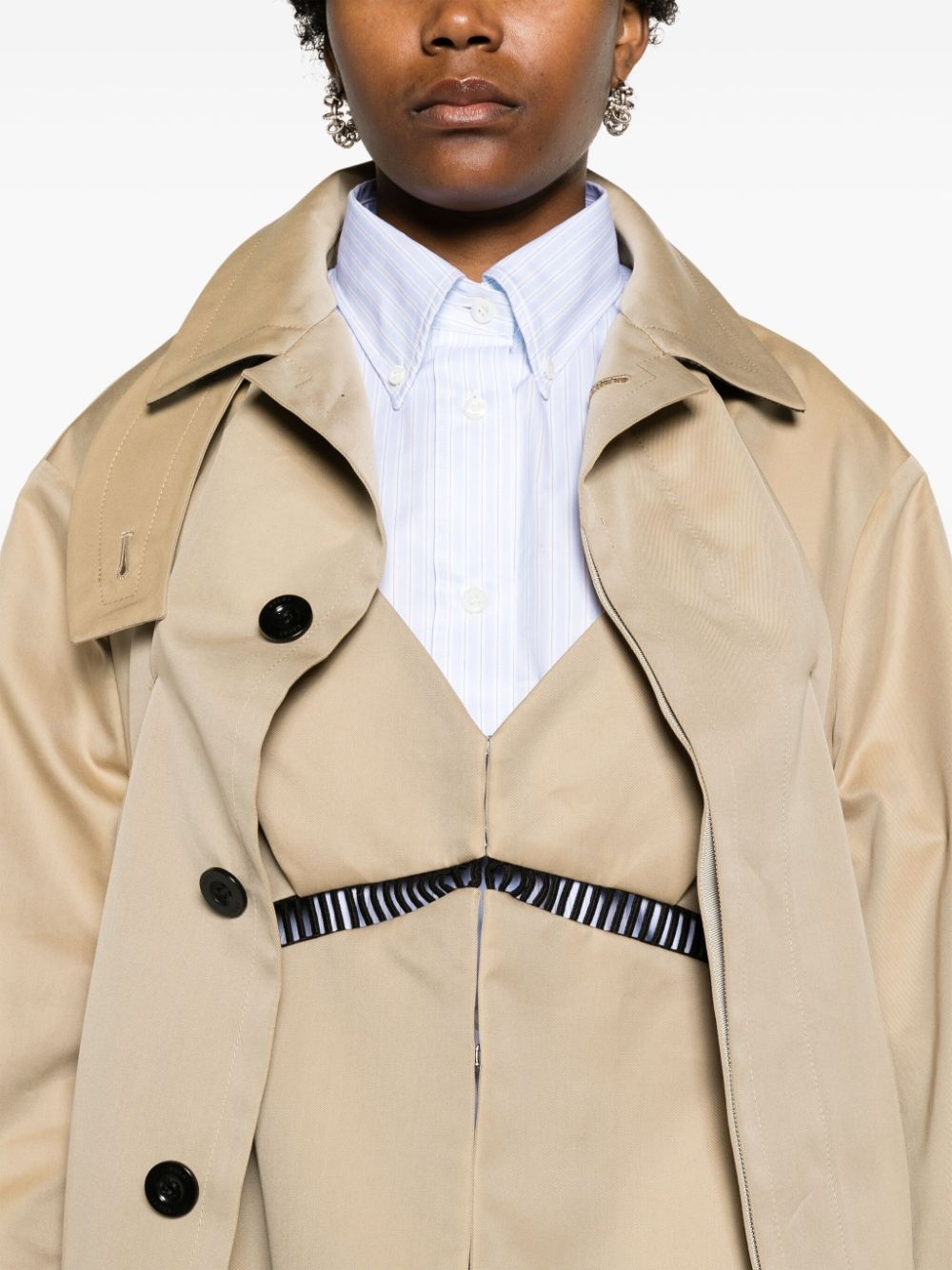 dress-underlayer pleated trench coat - 5