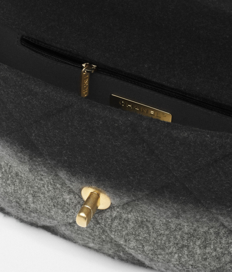 CHANEL CHANEL 19 Handbag outlook