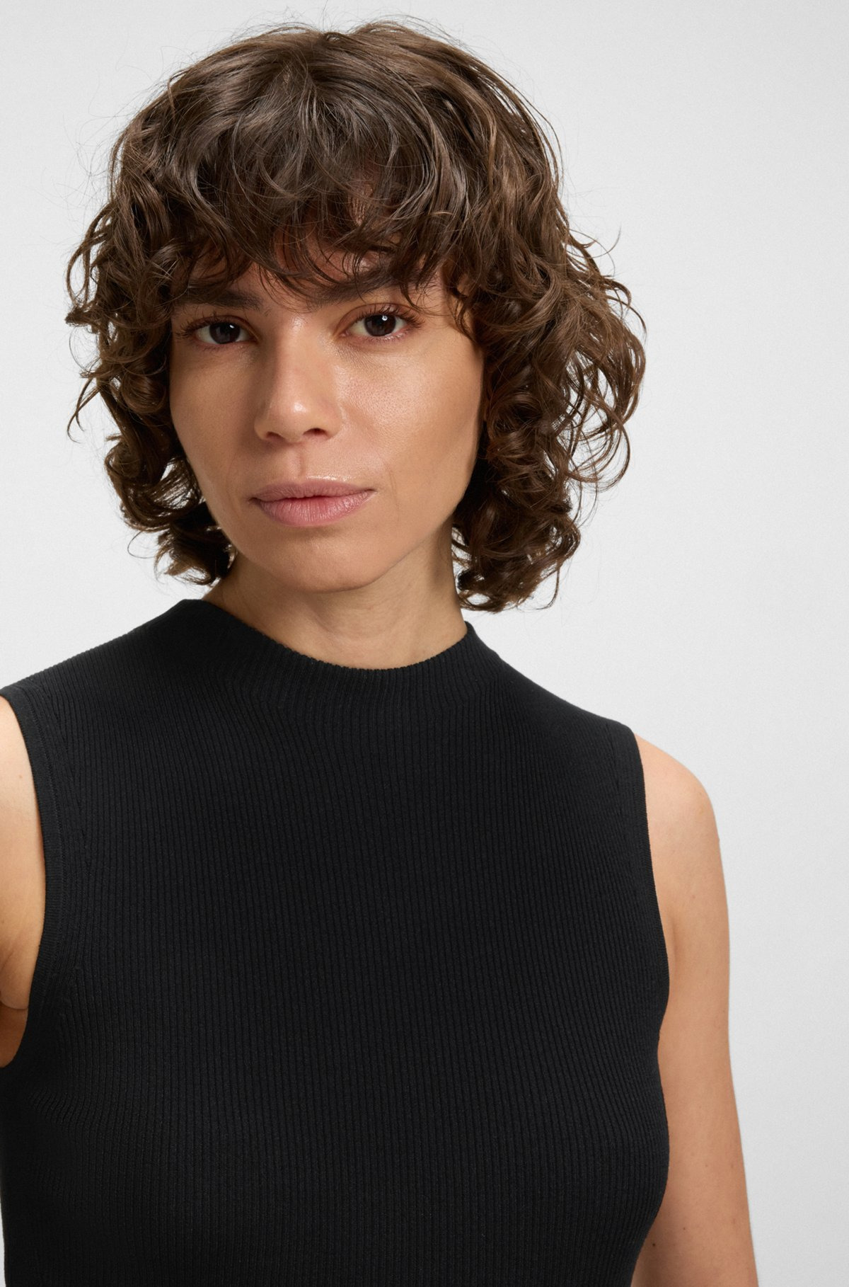 SLEEVELESS MOCK-NECK TOP IN RIBBED FABRIC - 5