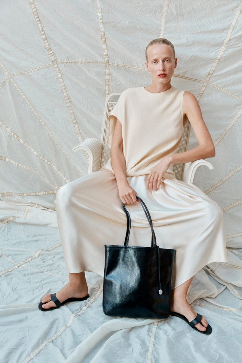 Liffner PAPER TOTE BLACK GLOSSY outlook