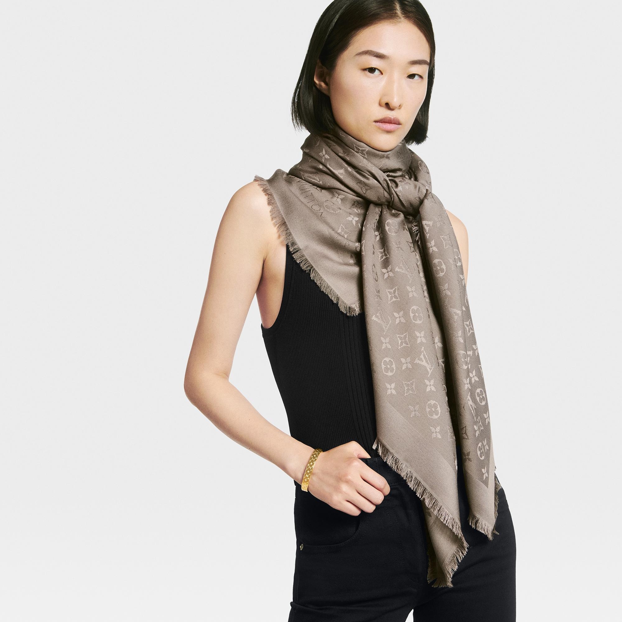 海外限定品【LOUIS VUITTON】reversible monogram LV ナウ shawl Louis Vuitton Monogram Classic Shawl | REVERSIBLE