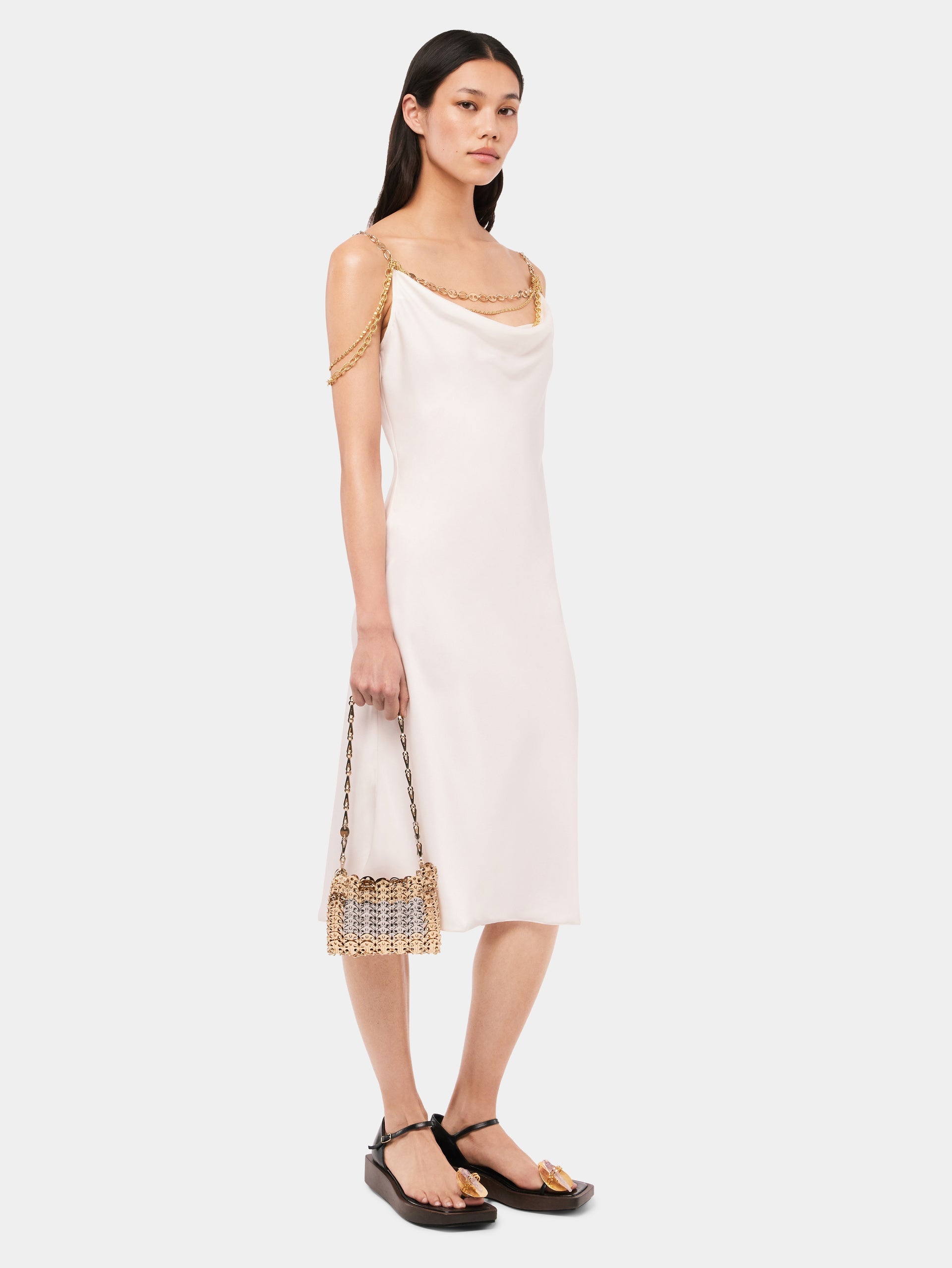 LIGHT PLEATED WHITE DRESS EMBELLISHED WITH "EIGHT" SIGNATURE CHAIN - 3