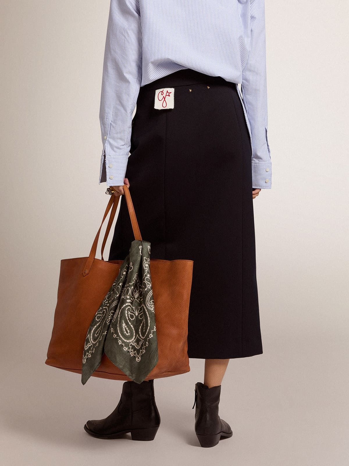 Pencil skirt in dark blue wool with gold-colored heraldic buttons - 4