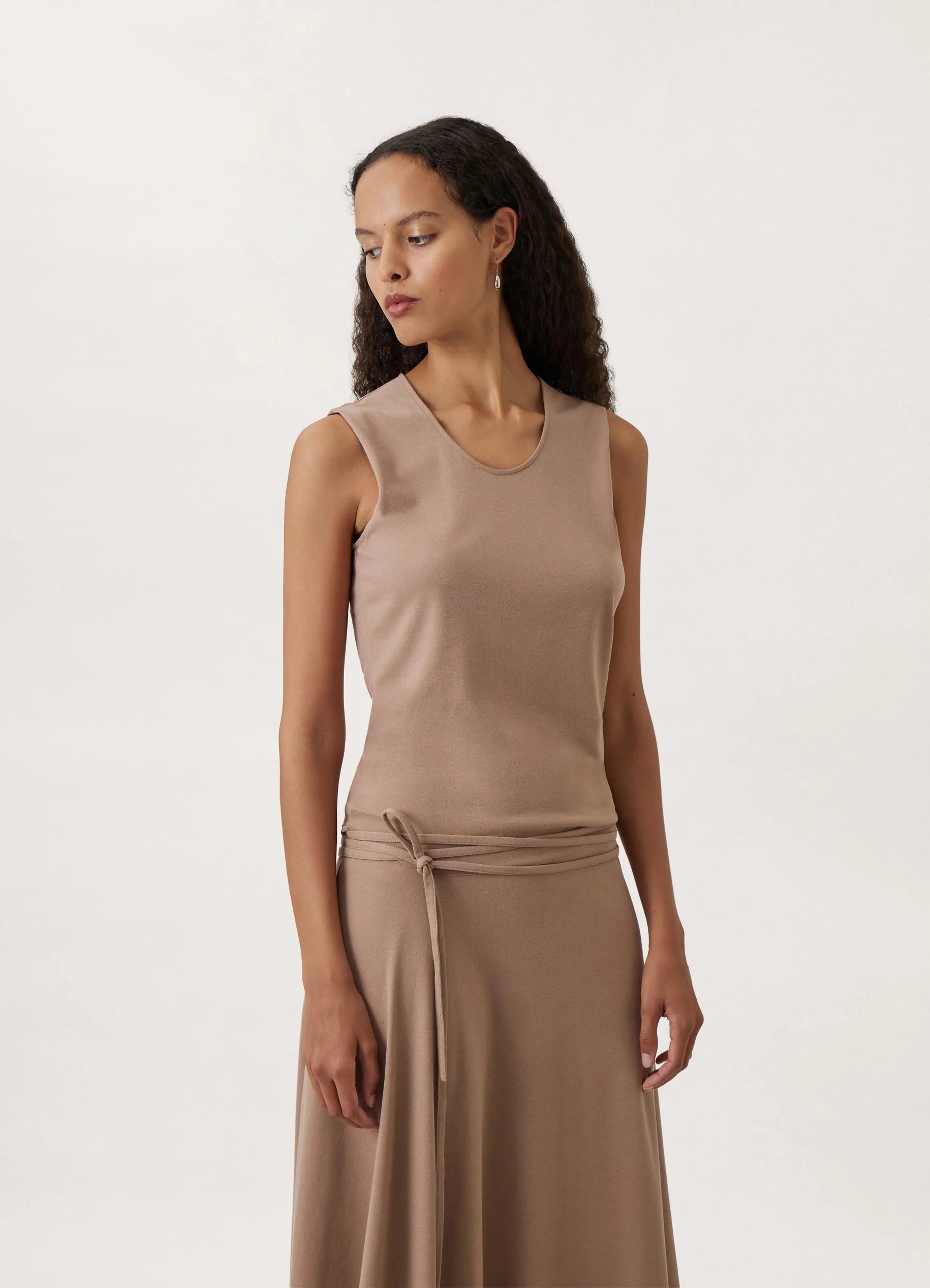 BELTED CREPE SLEEVELESS DRESS
CREPE JERSEY - 3