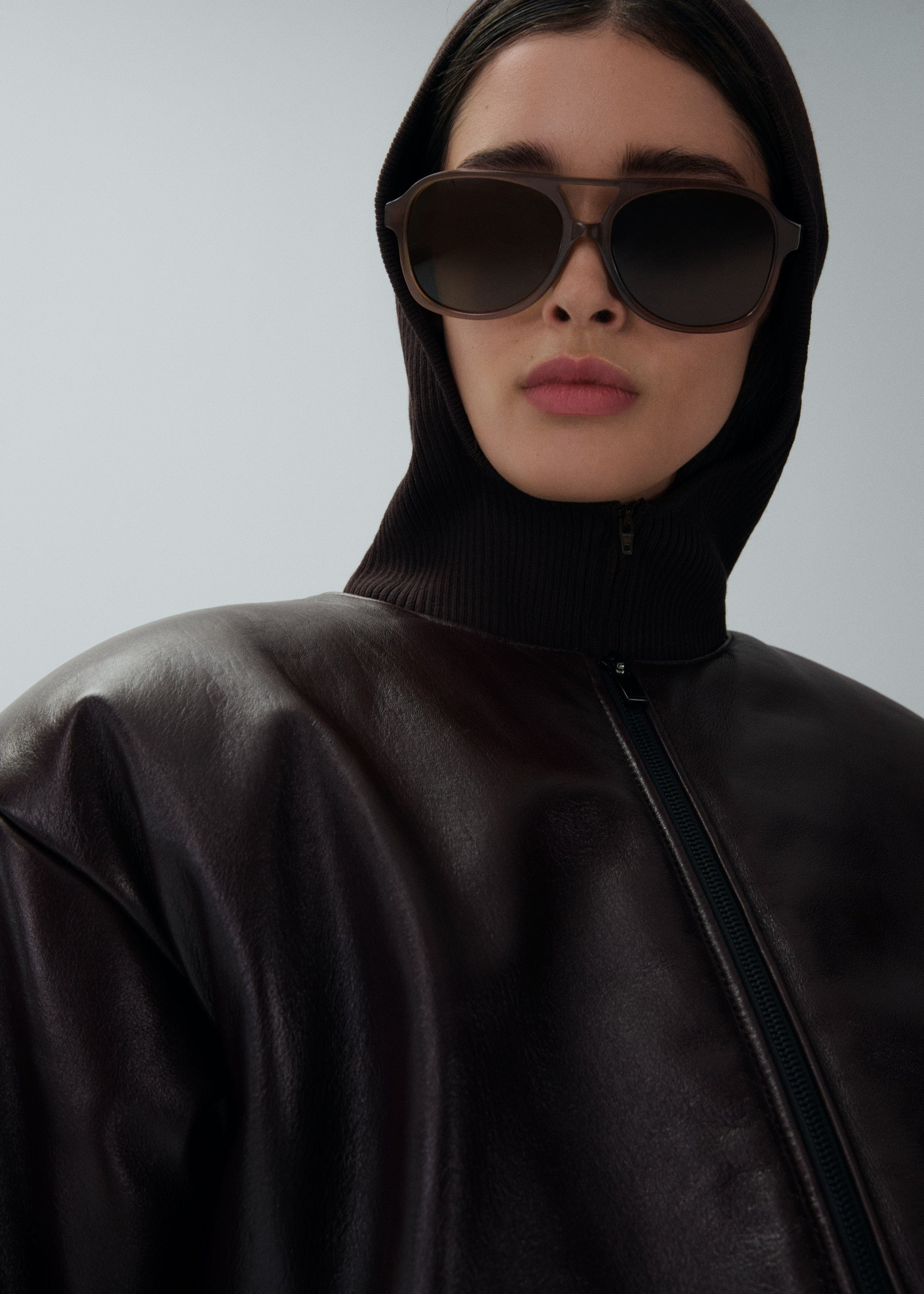 Collarless leather puffer jacket in burgundy - 4