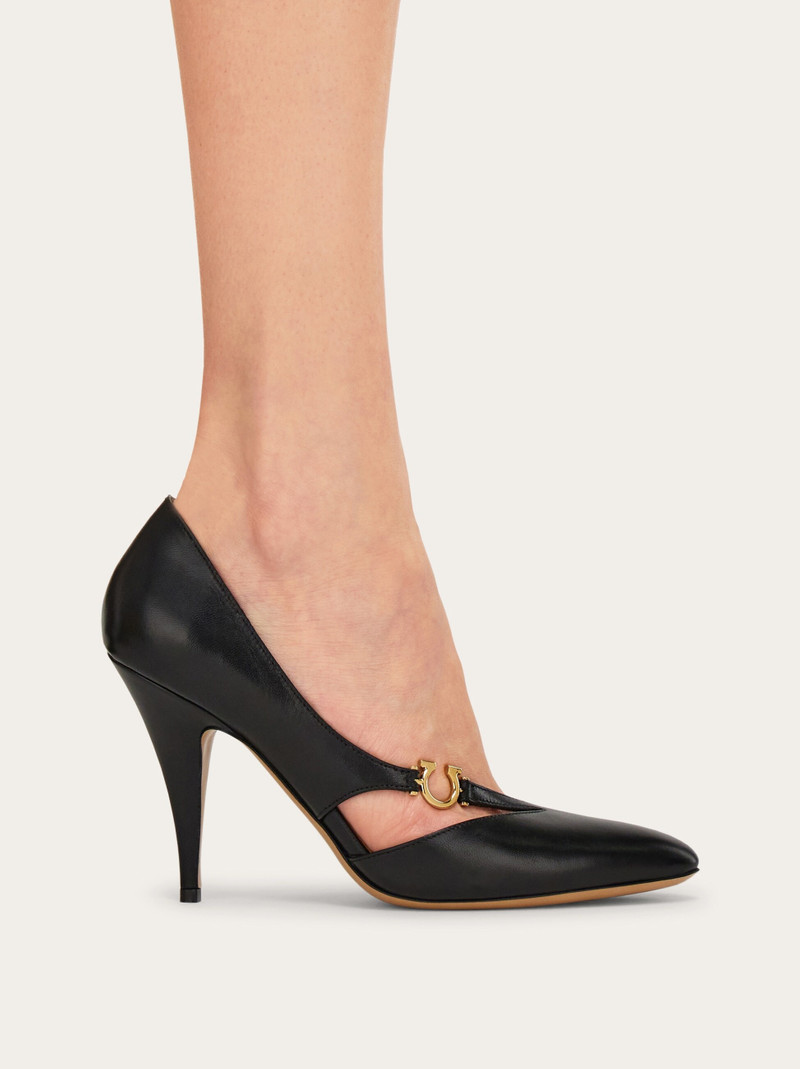 FERRAGAMO Pump with Gancini detail outlook
