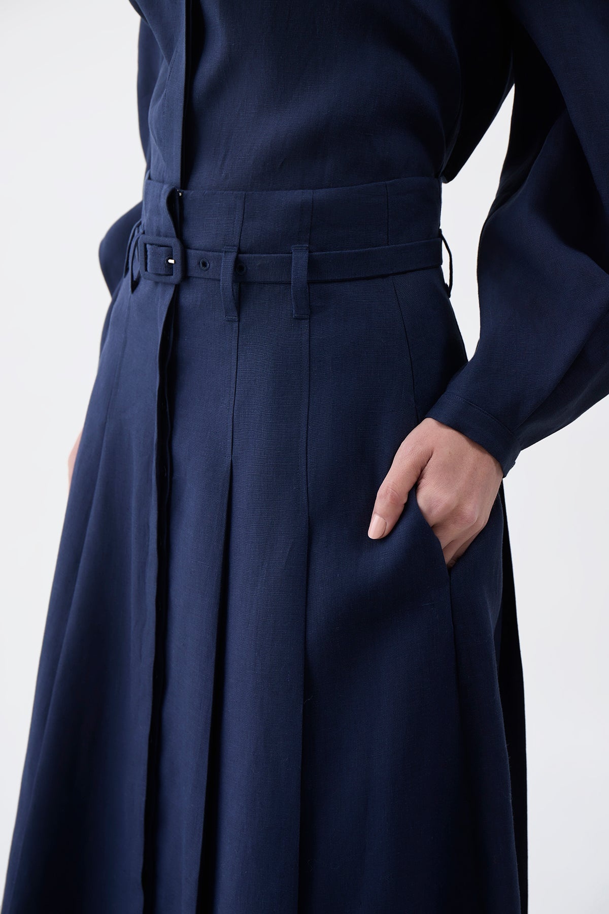 Dugald Pleated Skirt in Navy Aloe Linen - 5
