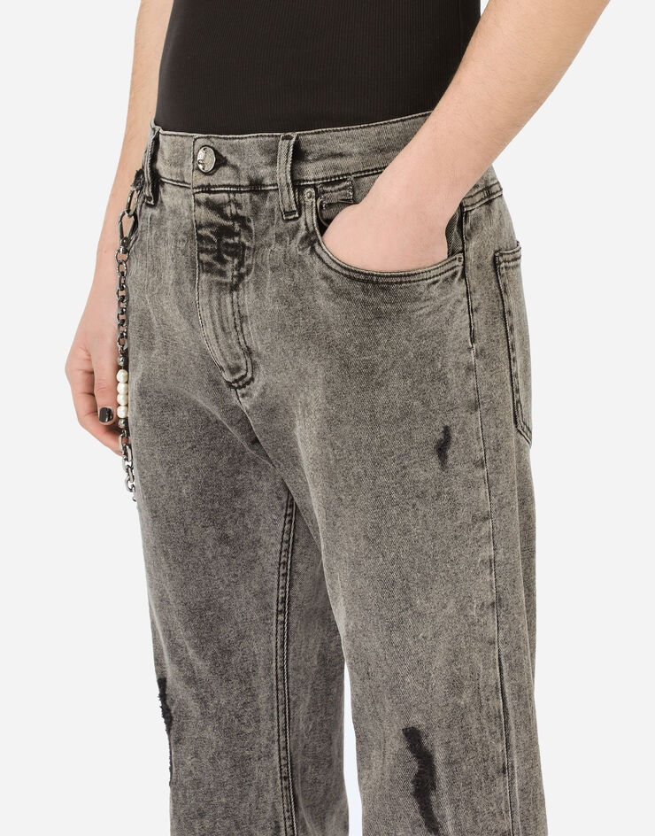 Loose gray wash jeans with keychain - 4