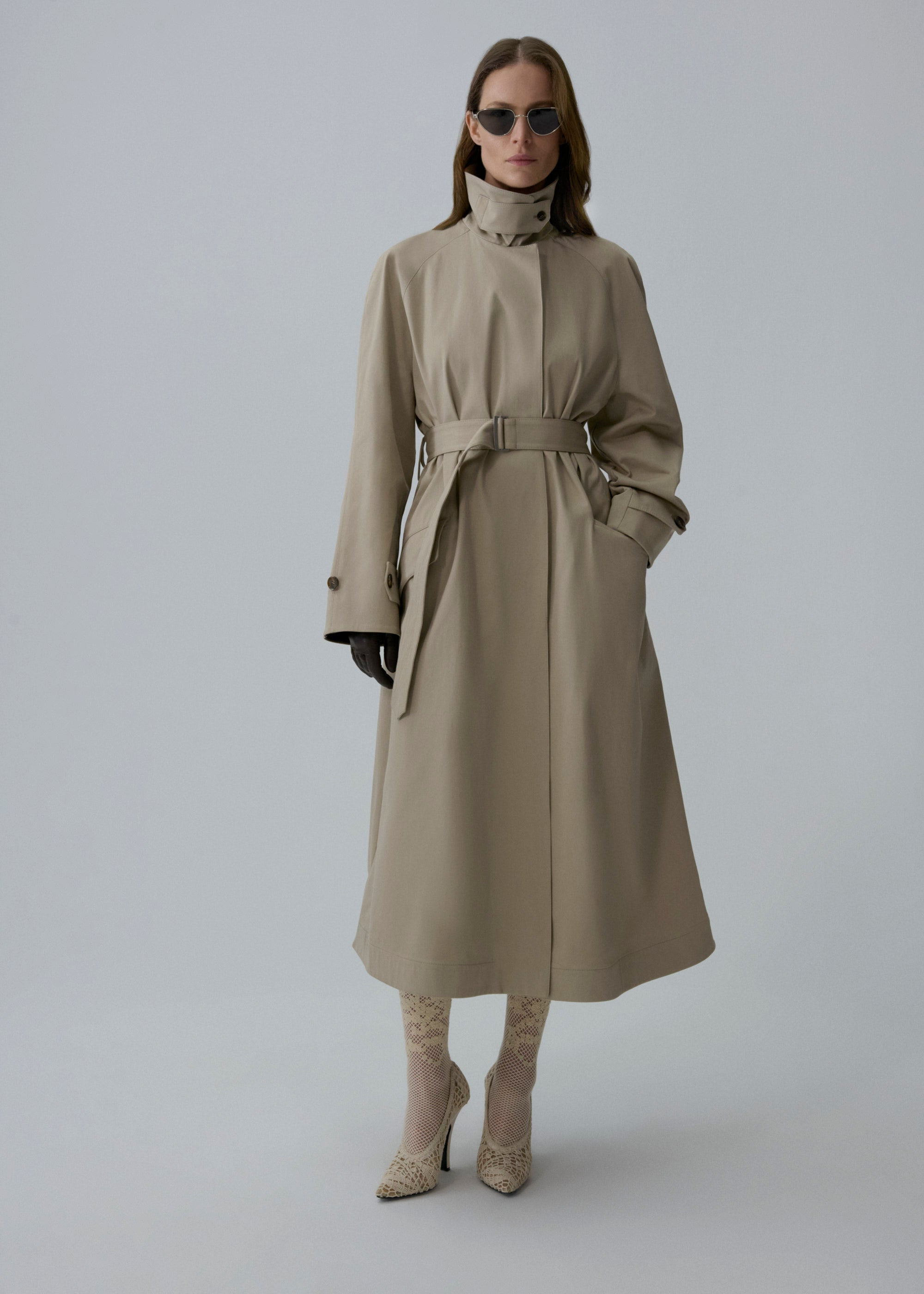 Belted silk trench coat in beige - 3