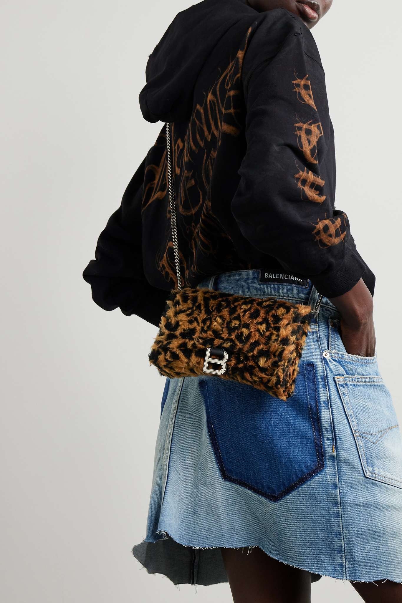 ショルダーバッグ・ポシェット BALENCIAGA HOURGLASS WALLET ON CHAIN WITH LEOPARD PRINT Balenciaga Hourglass Wallet On Chain with Leopard Print