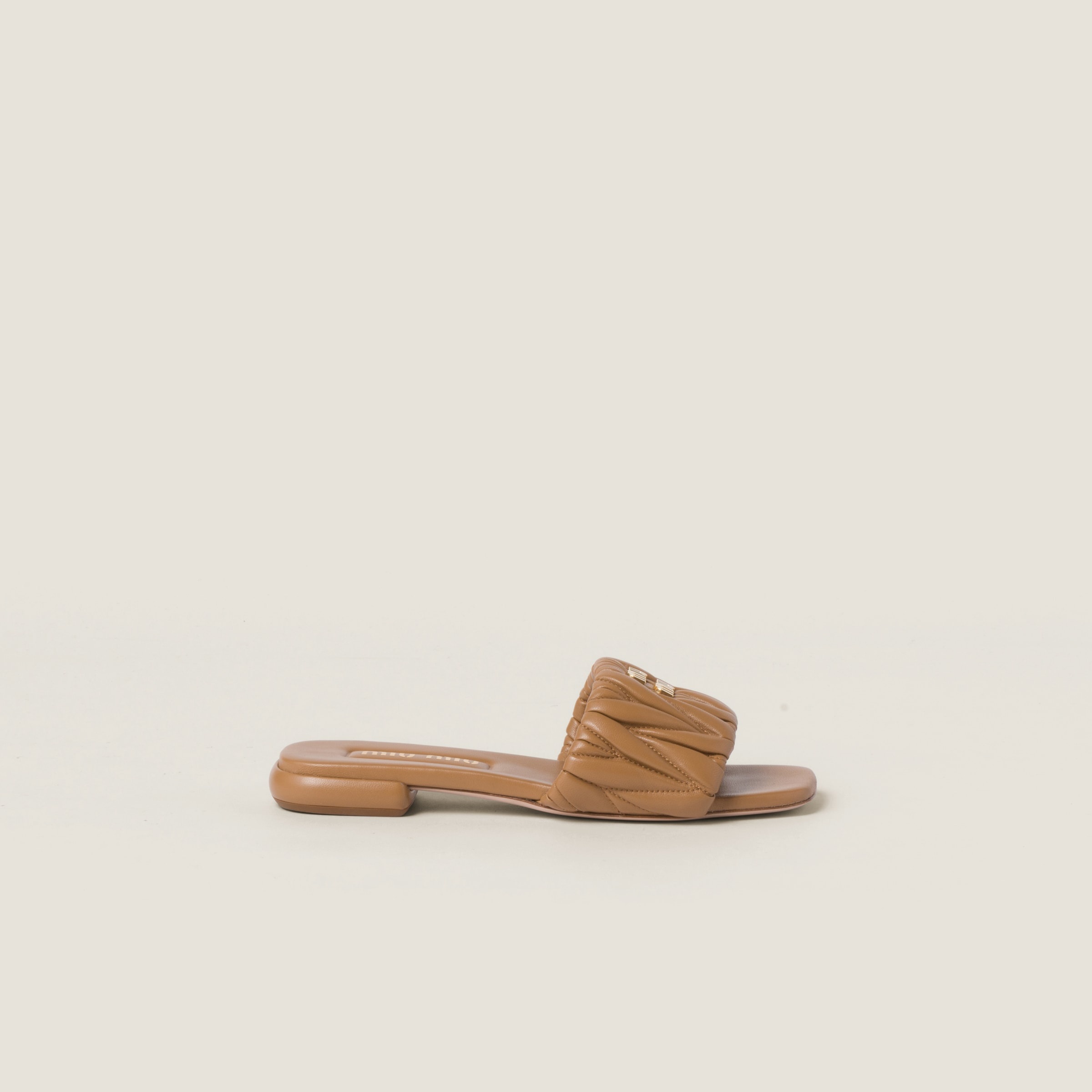 サンダル・ミュール Miu Miu Miu Miu Matelasse Nappa Leather Slides Miu Miu Matelassé nappa leather slides | REVERSIBLE