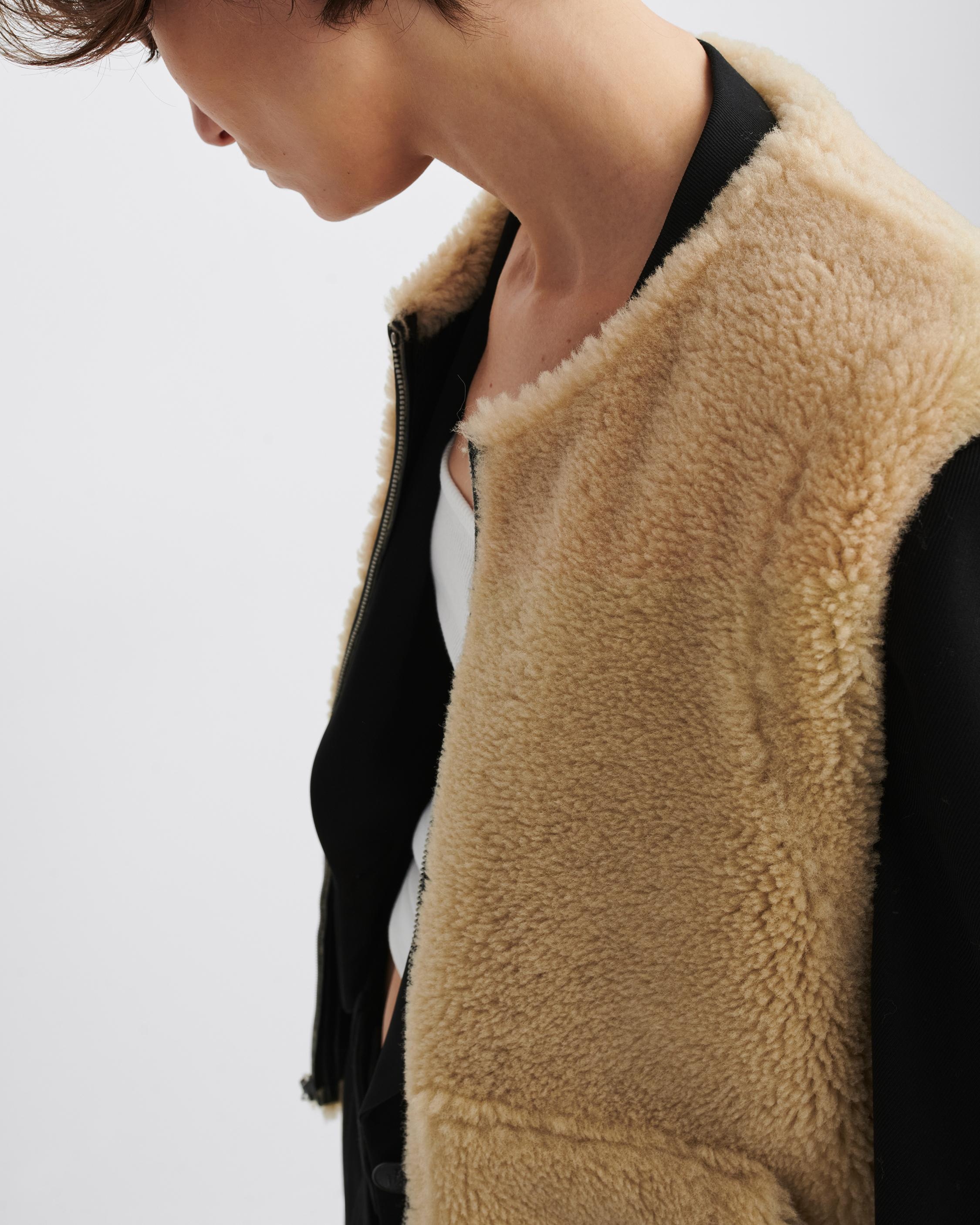Fia Shearling Vest
Relaxed Fit - 5