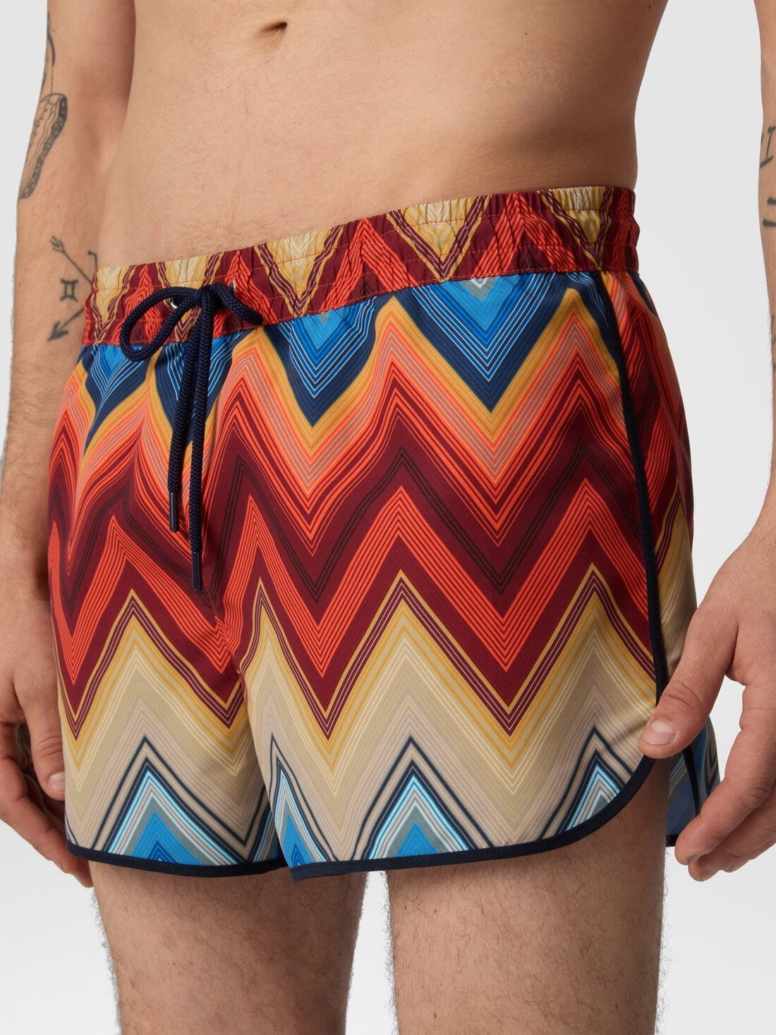 Swim shorts with macro zigzag print - 5