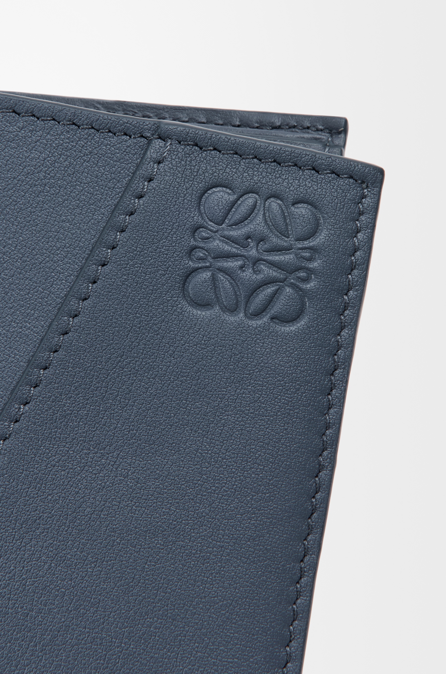 Puzzle bifold wallet in classic calfskin - 5