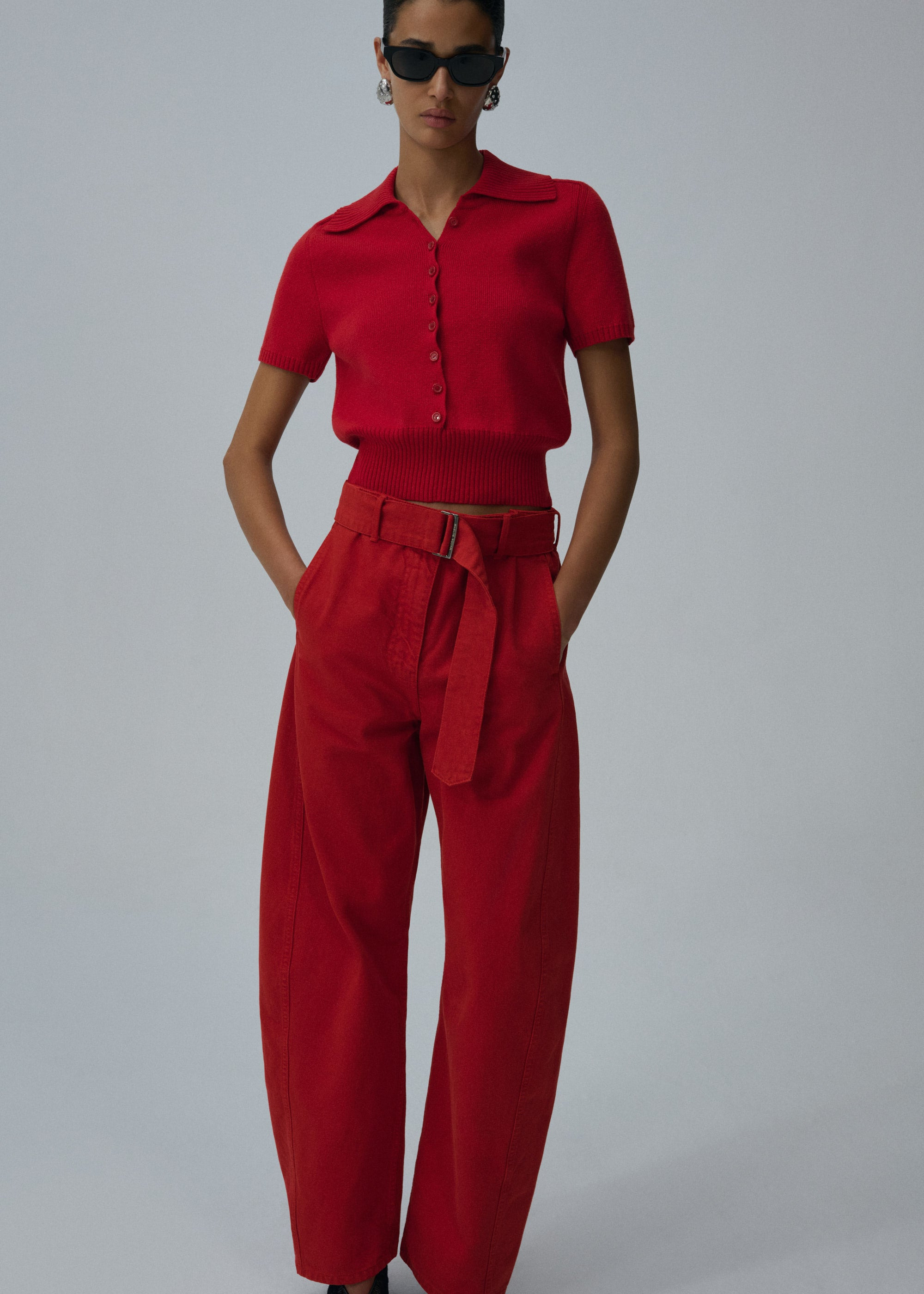Short-sleeve buttoned cropped sweater in red - 4
