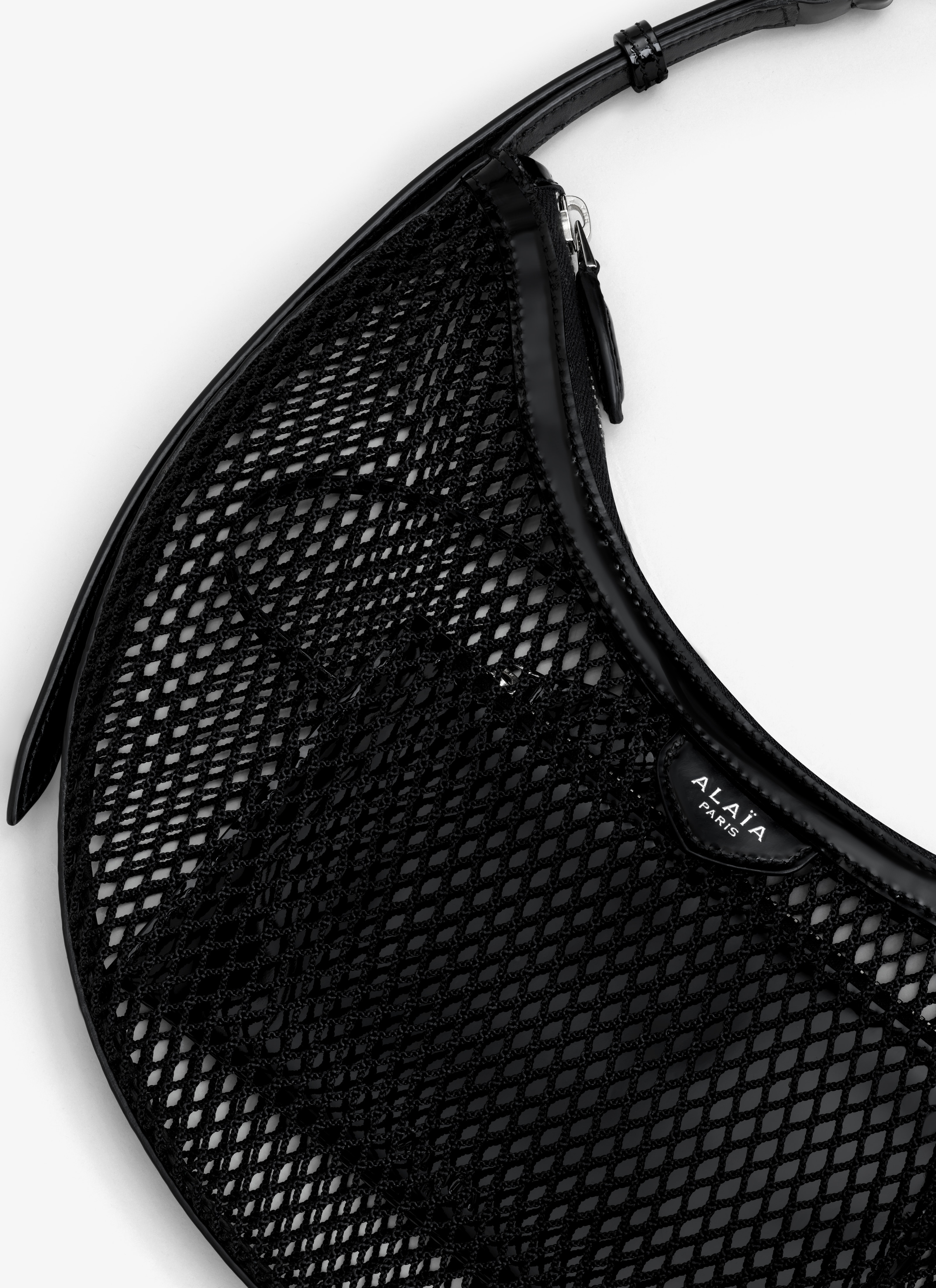 ★ALAIA直営店★DEMI LUNE ワンピースペーパーバッグ ALAÏA ONE PIECE DEMI LUNE BAG IN FISHNET PYRAMIDS |ALAÏA US