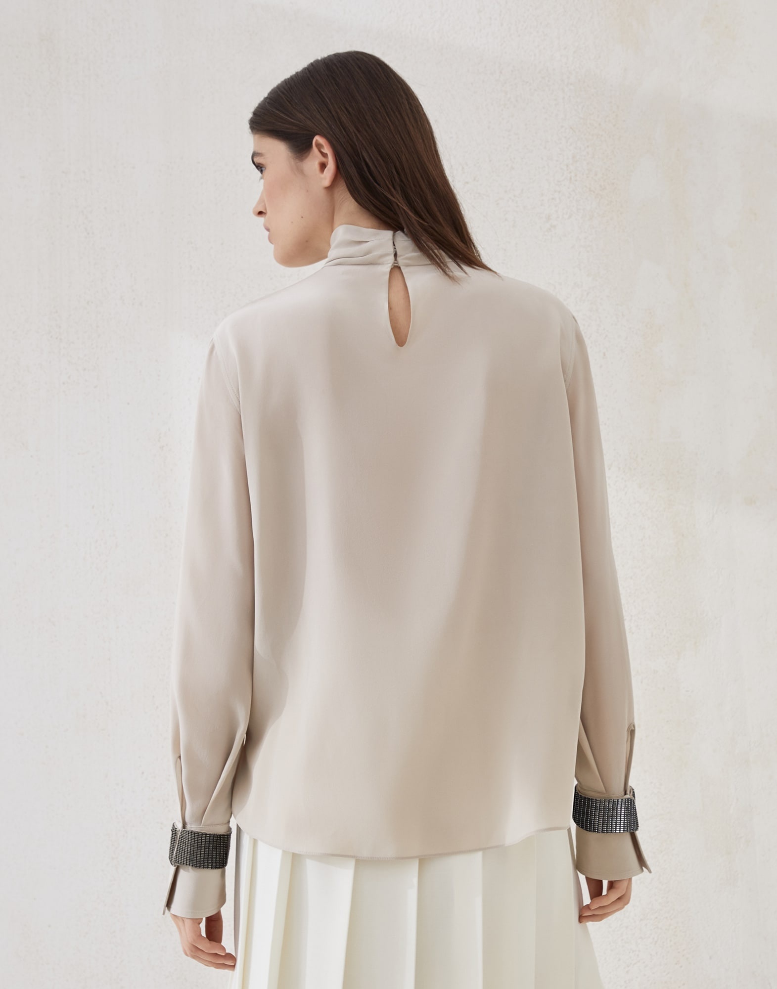 Silk crêpe de Chine turtleneck T-shirt with precious bracelets - 2