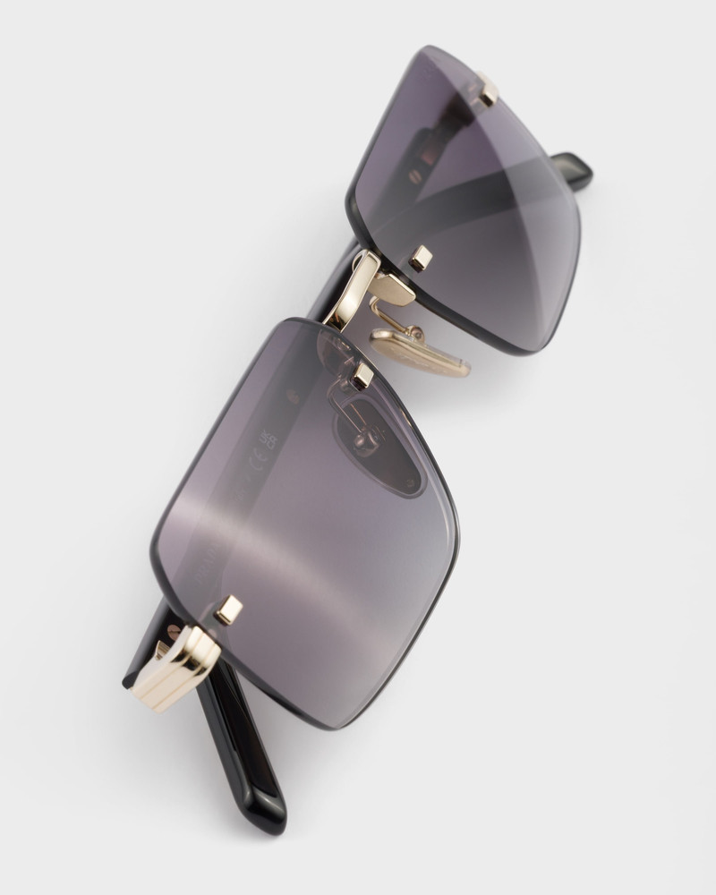 Sunglasses with the iconic metal plaque 5