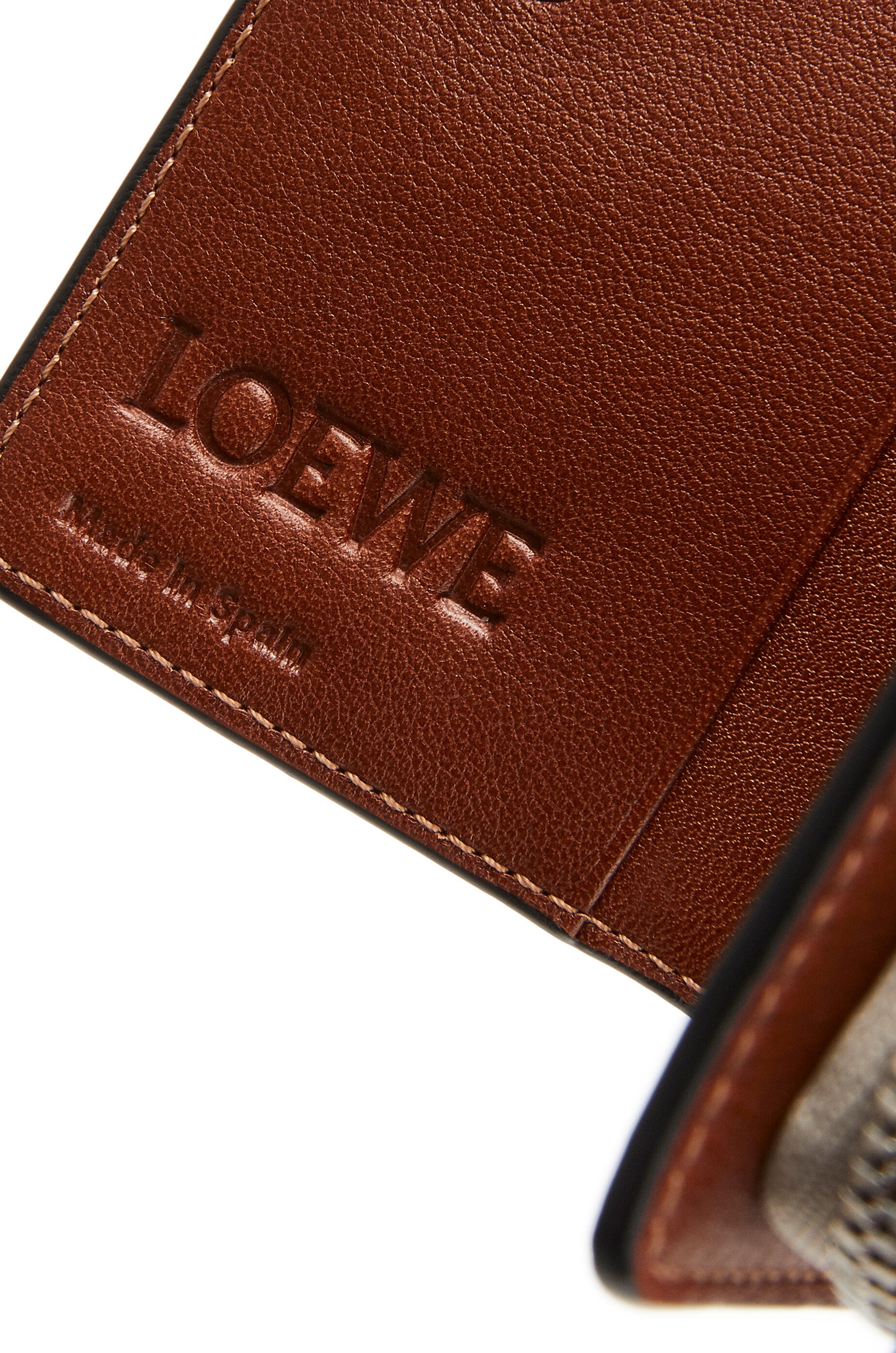 Compact zip wallet in classic calfskin - 5