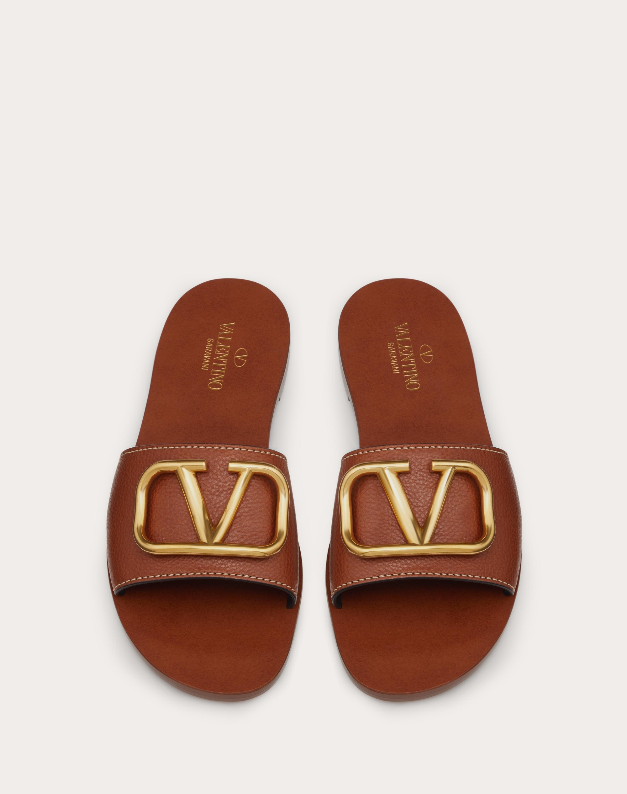 VLOGO SIGNATURE SLIDE SANDAL IN GRAINY COWHIDE WITH ACCESSORY - 4