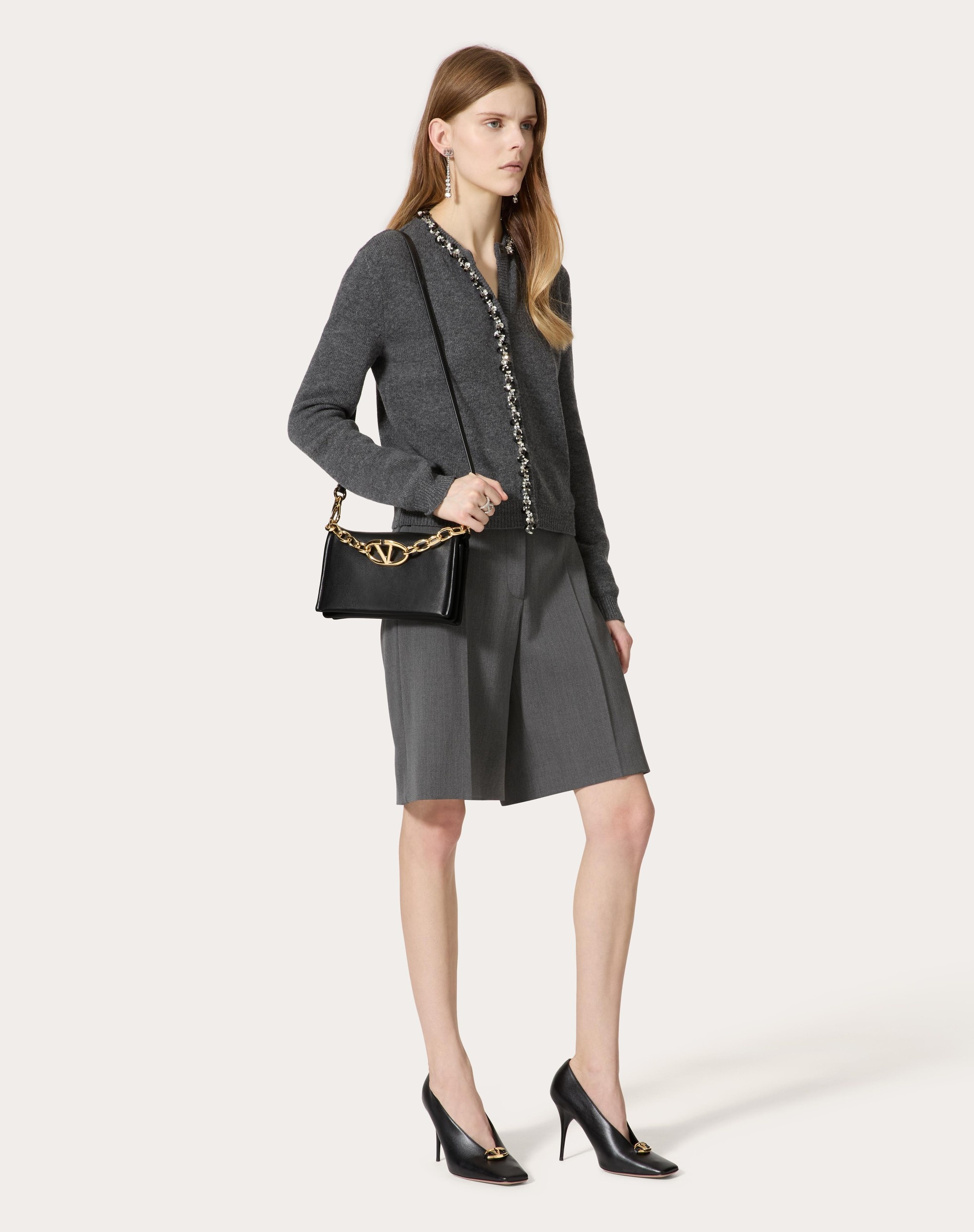 【関税込み】Valentino ブラック VLogo Chain トラウザーズ Valentino Garavani VLogo Chain Clutch Bag in Nappa Leather