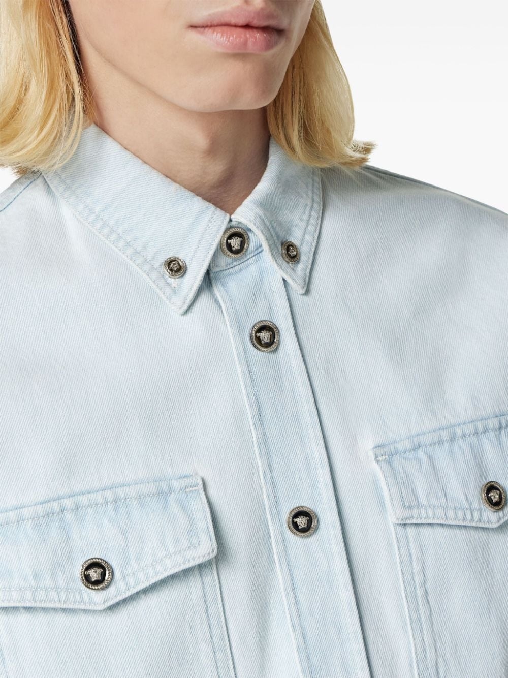 Medusa-buttoned denim shirt - 4