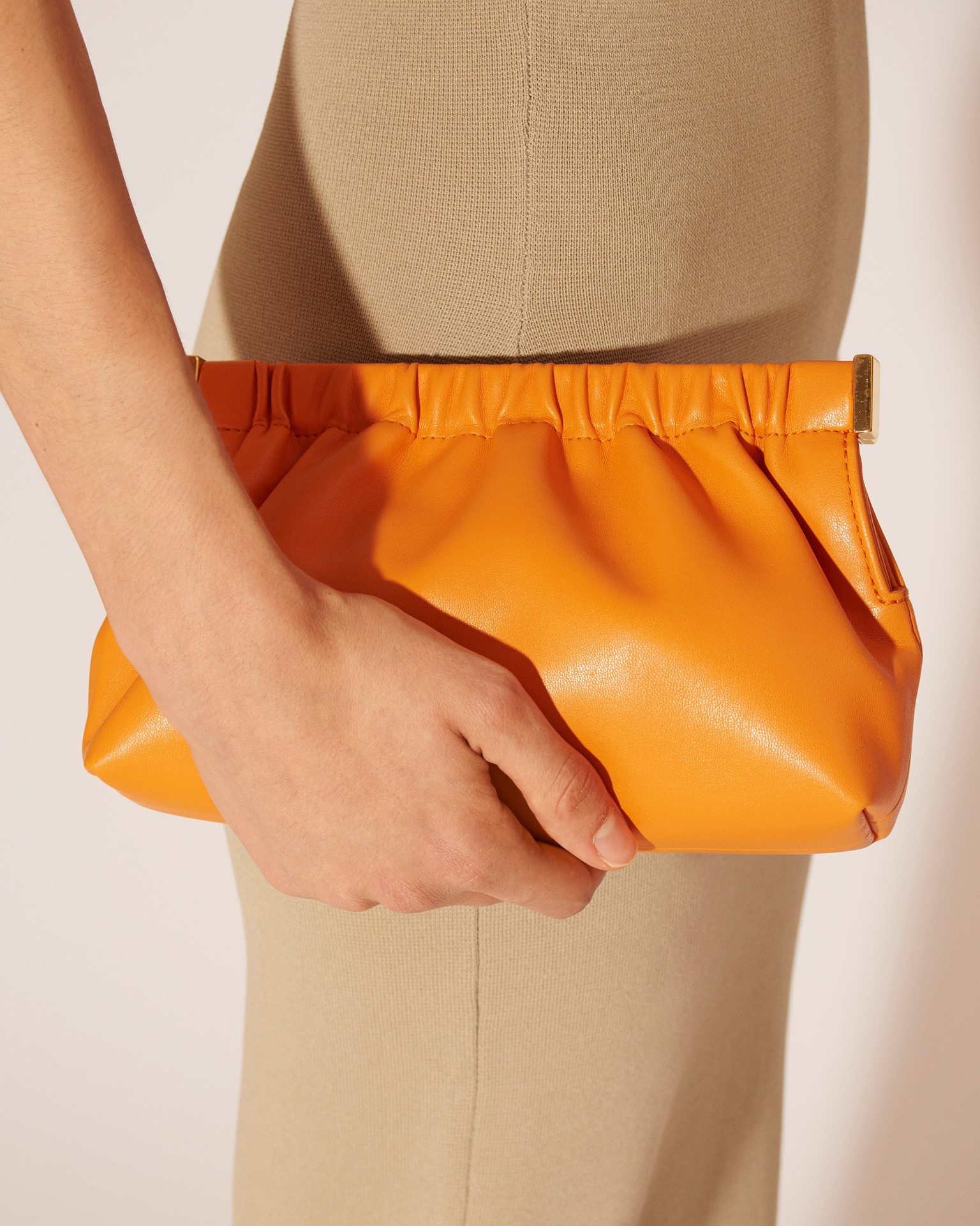 THE BAR CLUTCH MINI - Vegan nappa mini clutch - Orange - 3