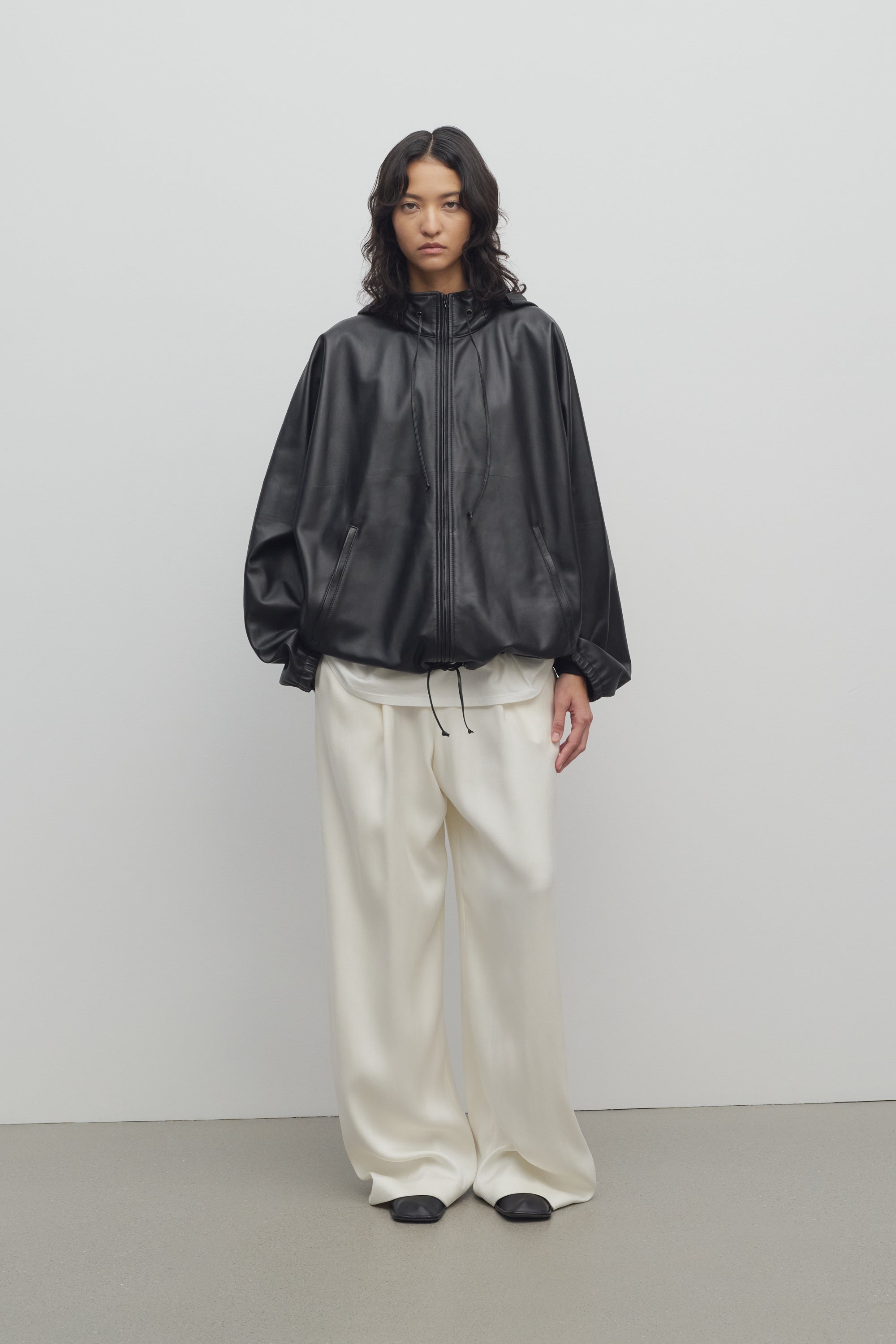 パンツ [The Row] Caledon Pant in Silk and Wool 8627W3483OWHF.jpg?v=1744225819