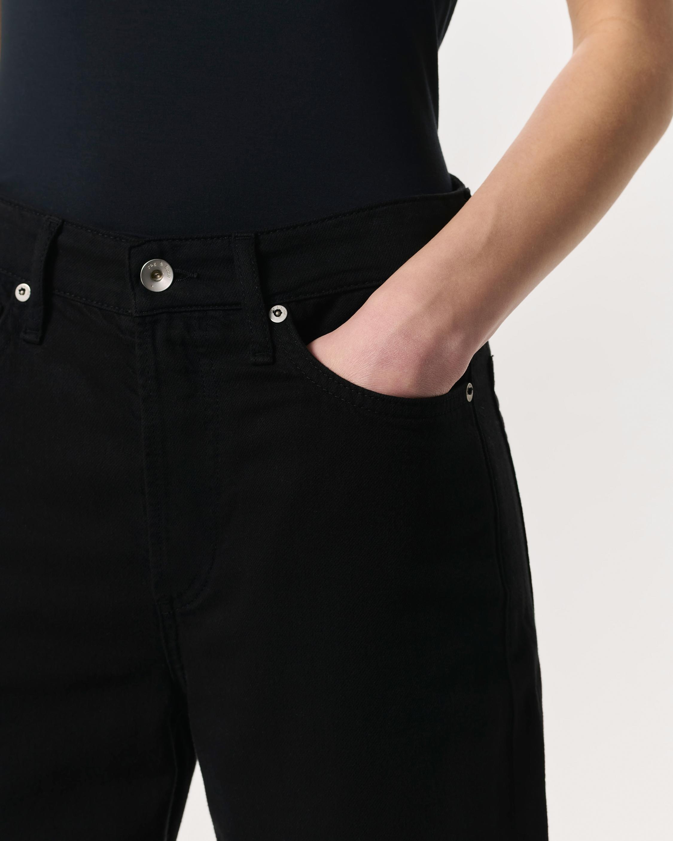 Featherweight Logan Wide-Leg - Black
Mid-Rise Featherweight Jean - 4