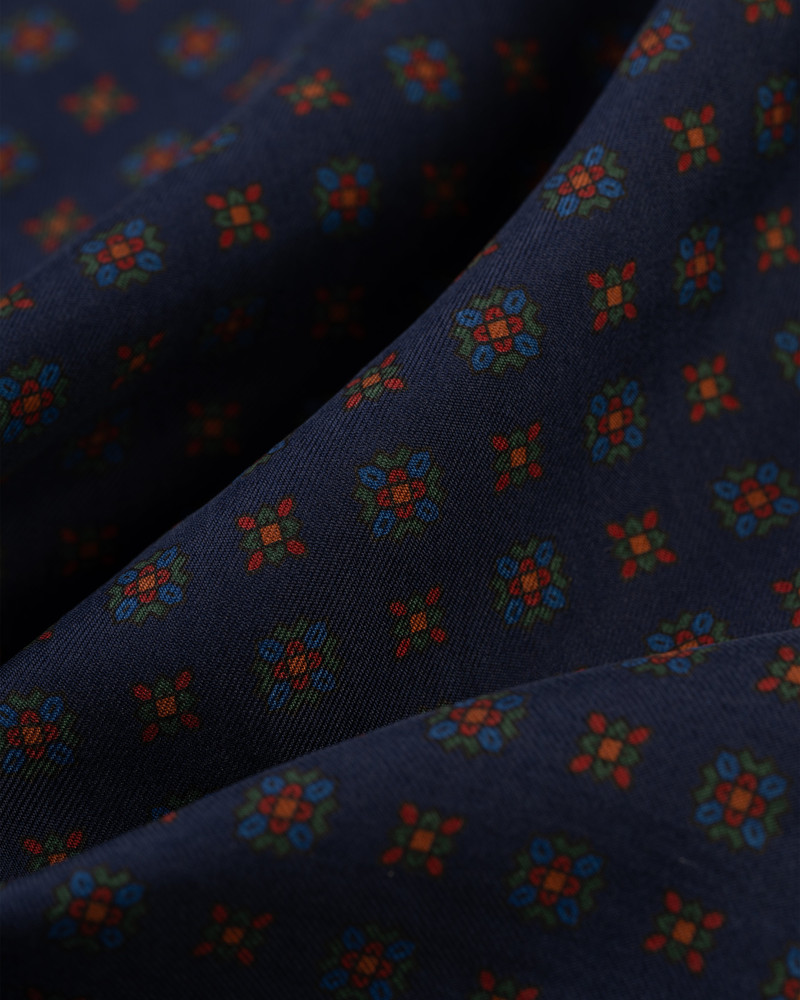 J. PRESS MADE-IN-ENGLAND DARK BLUE FOULARD SILK POCKET SQUARE outlook