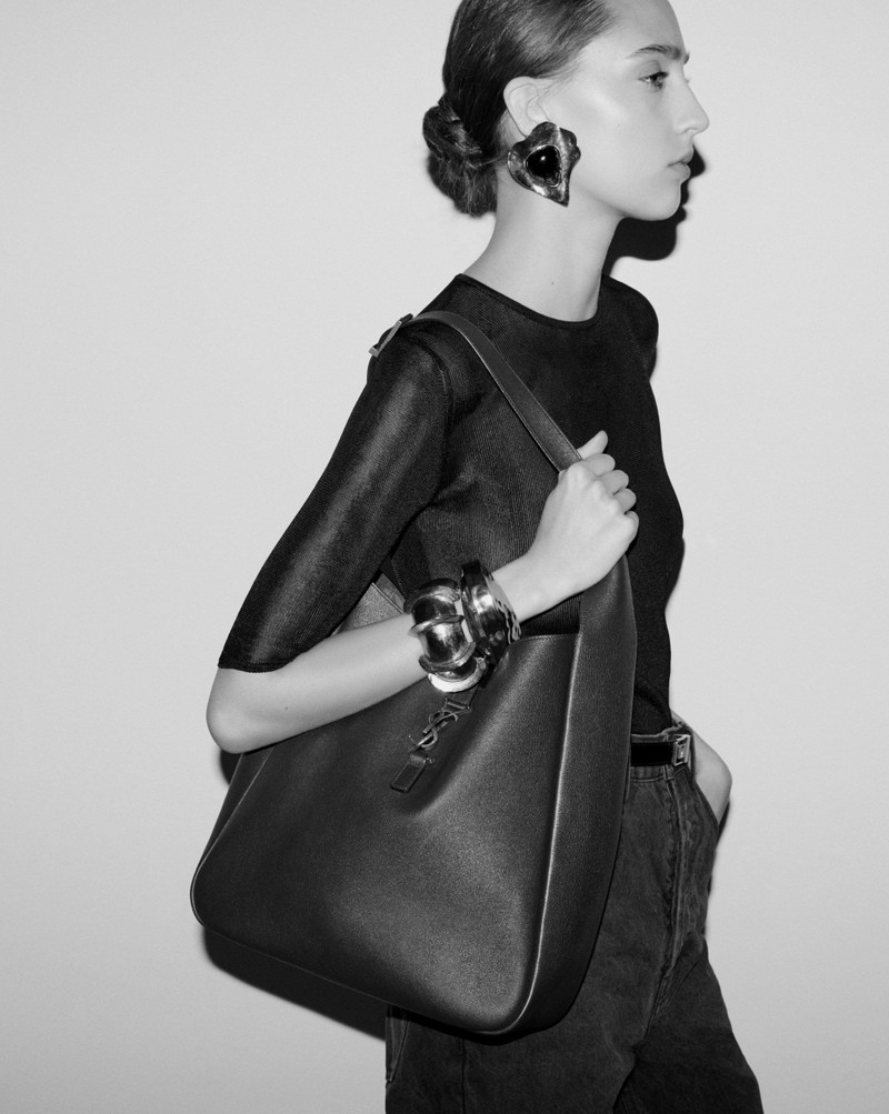 SAINT LAURENT LE 5 À 7 SUPPLE LARGE IN GRAINED LEATHER outlook