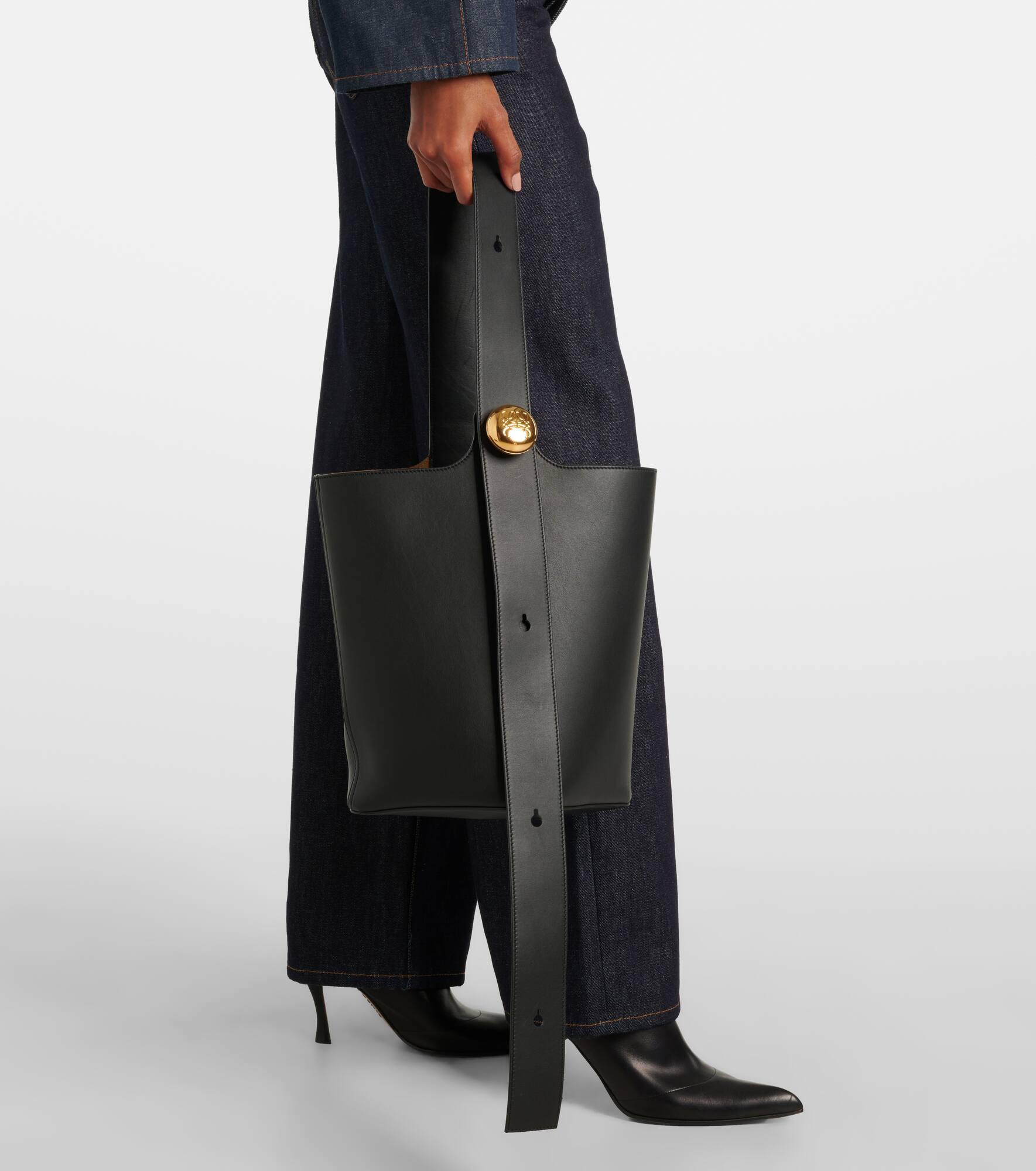 Pebble Medium leather bucket bag - 2