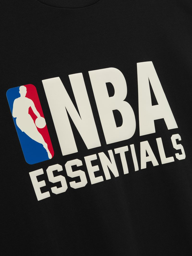 ESSENTIALS NBA 90's Tee outlook