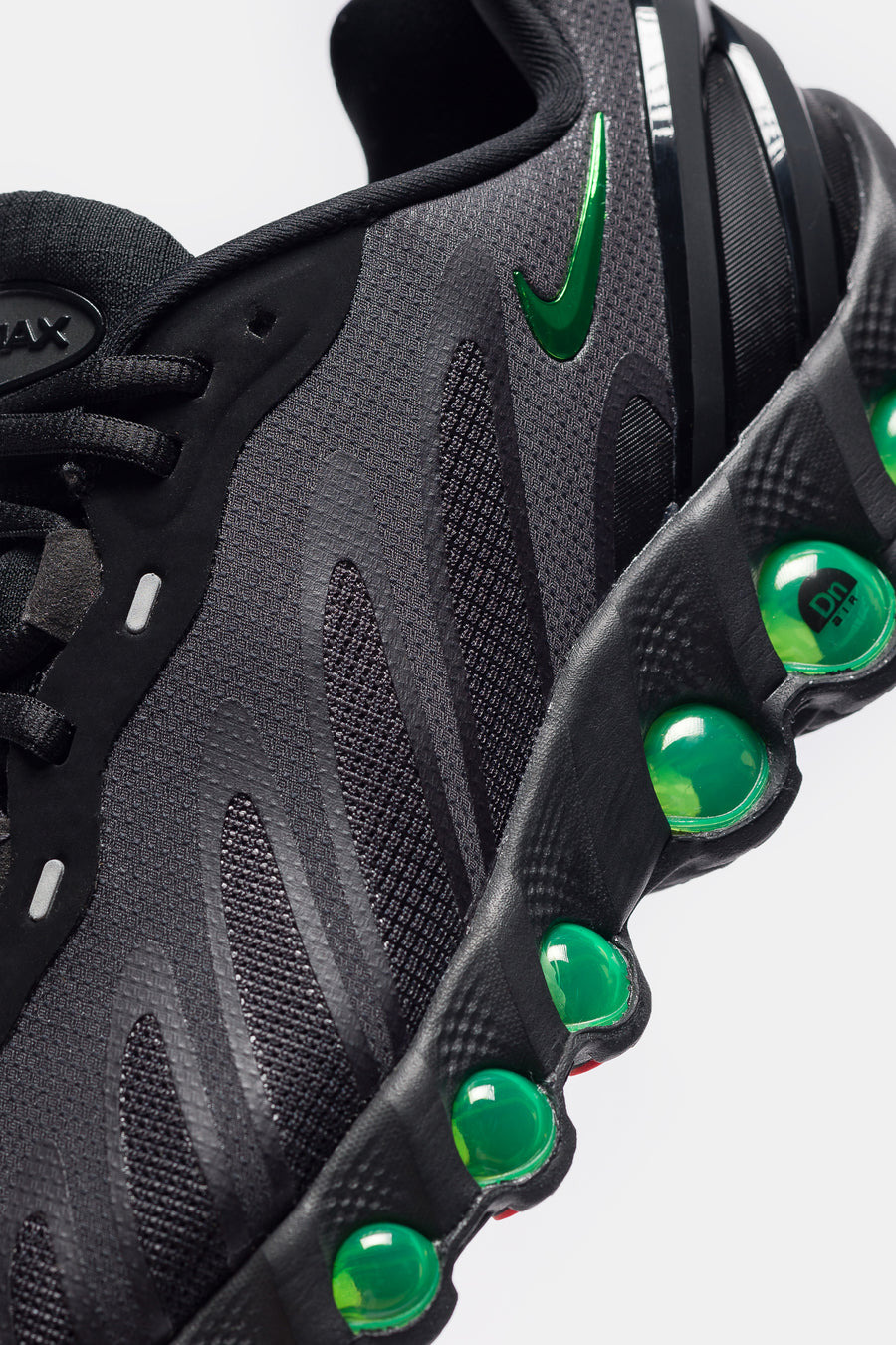 Air Max DN8 Sneaker in Black/Green Strike/Dk Smoke Grey/Black - 5