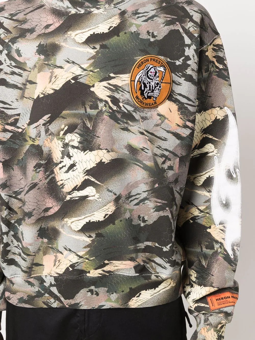 camo-print logo-patch sweatshirt - 5