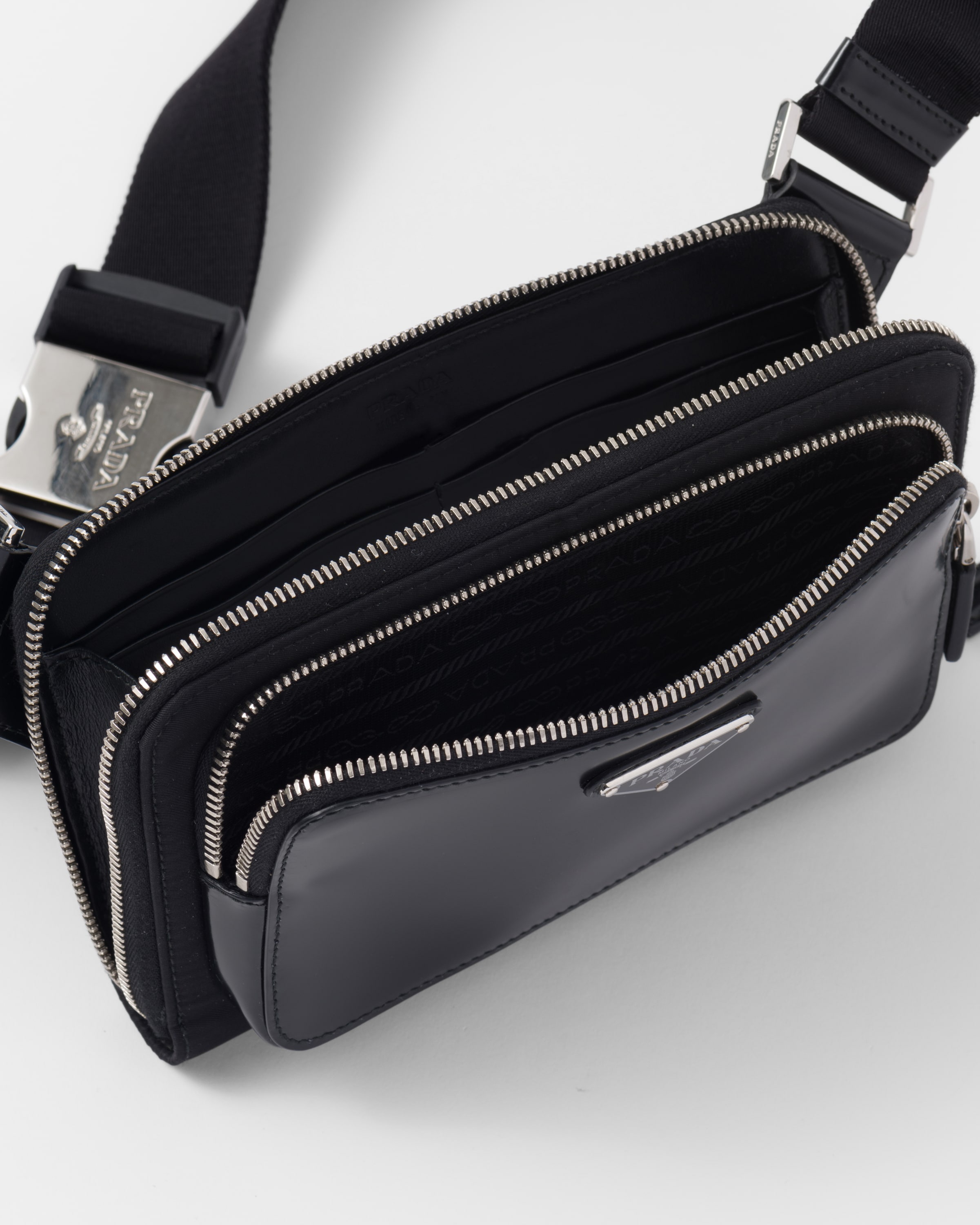 Prada Re-Nylon Brushed レザー クロスバッグ Re-Nylon xレザー サイドリリースバックル付 クロスボディバッグ