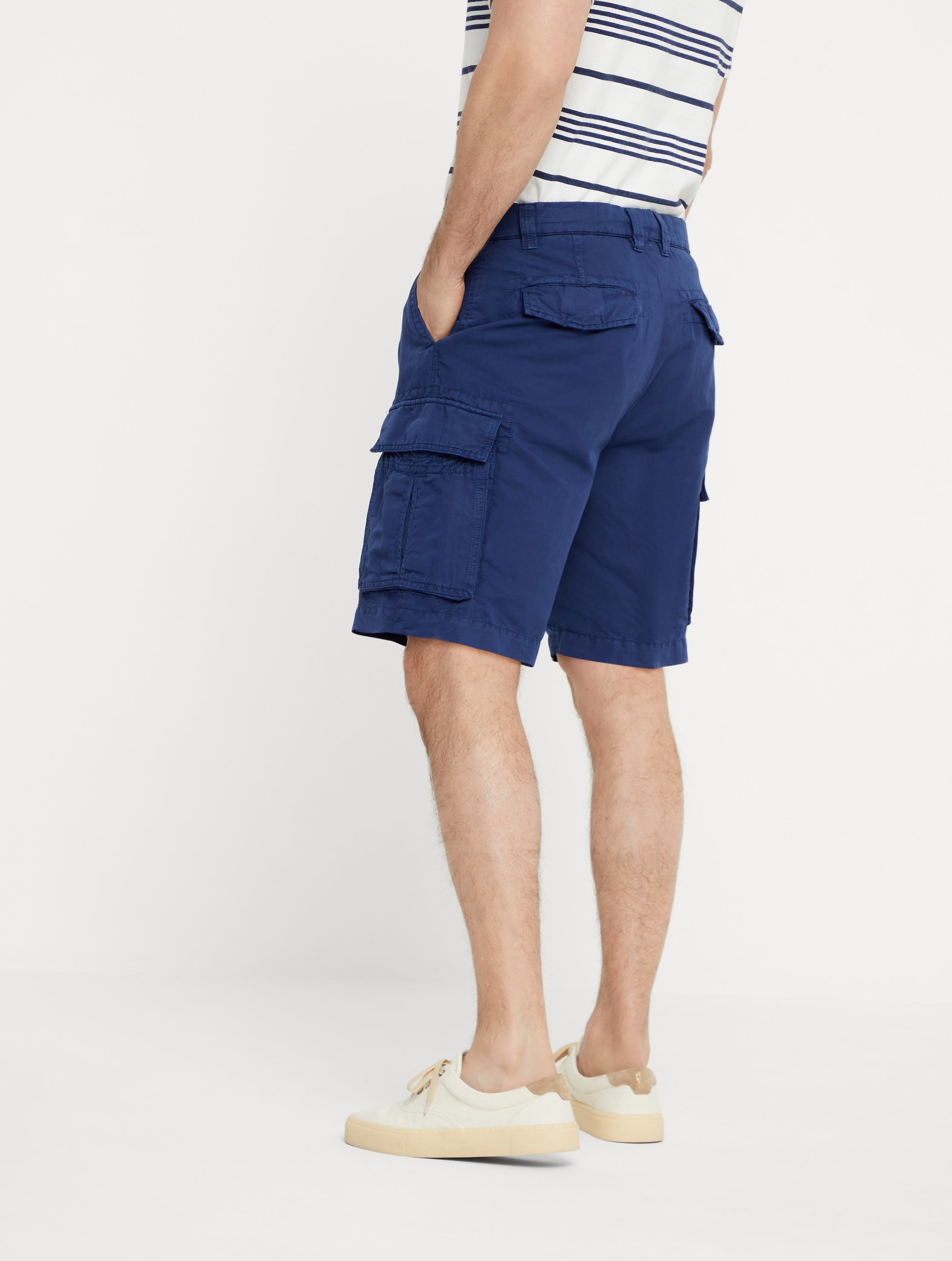 Garment-dyed Bermuda shorts in twisted linen and cotton gabardine with cargo pockets - 2