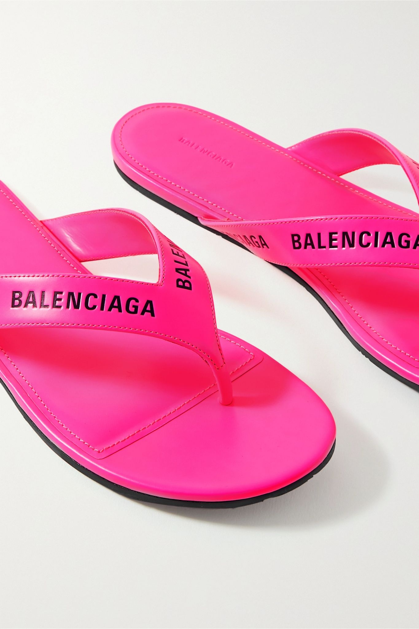 Logo-print neon-leather flip flops - 5