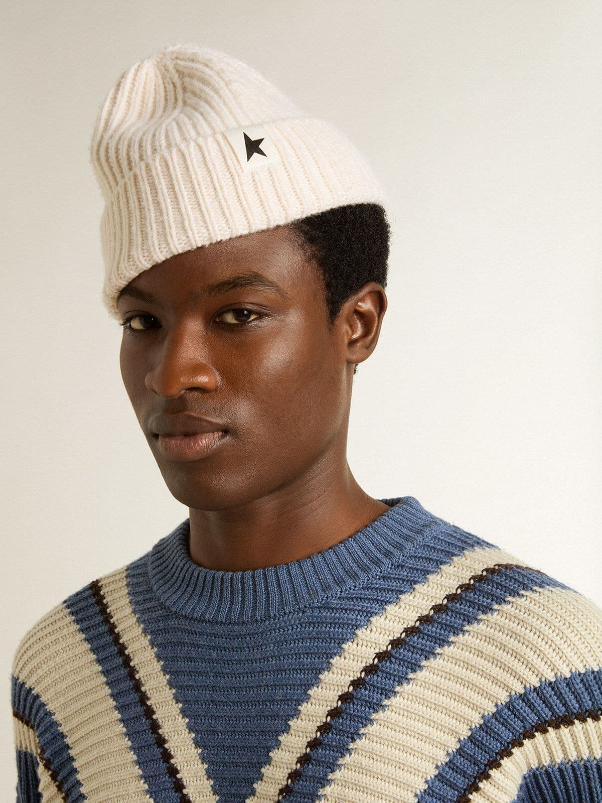 White wool beanie with contrasting black star - 3