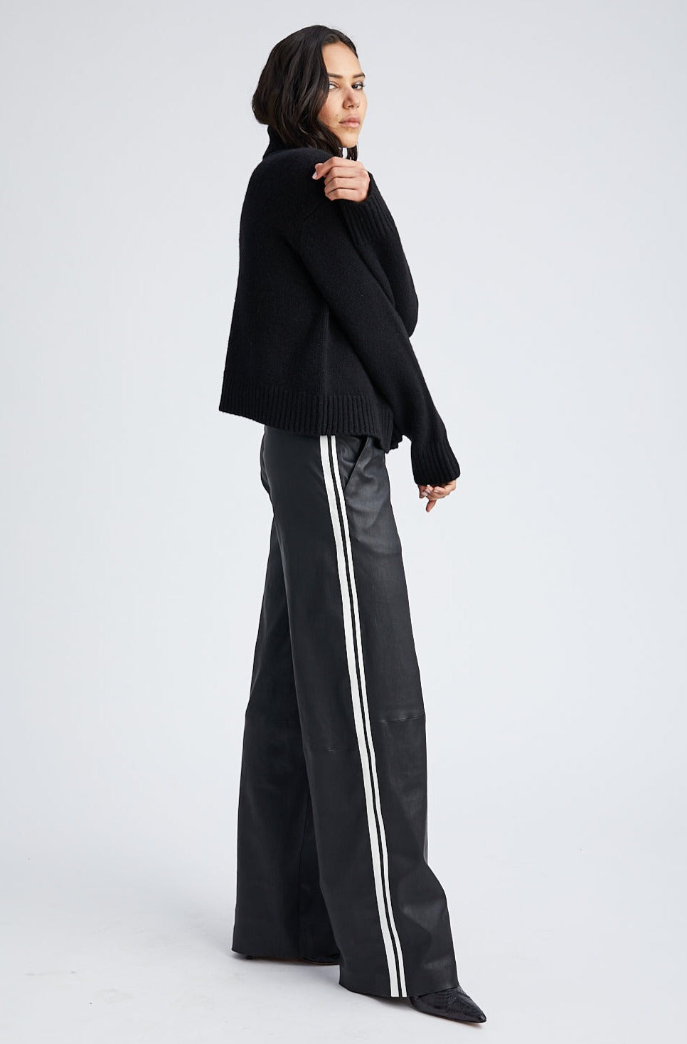 BLACK CASHMERE HEAVY TURTLENECK SWEATER - 8