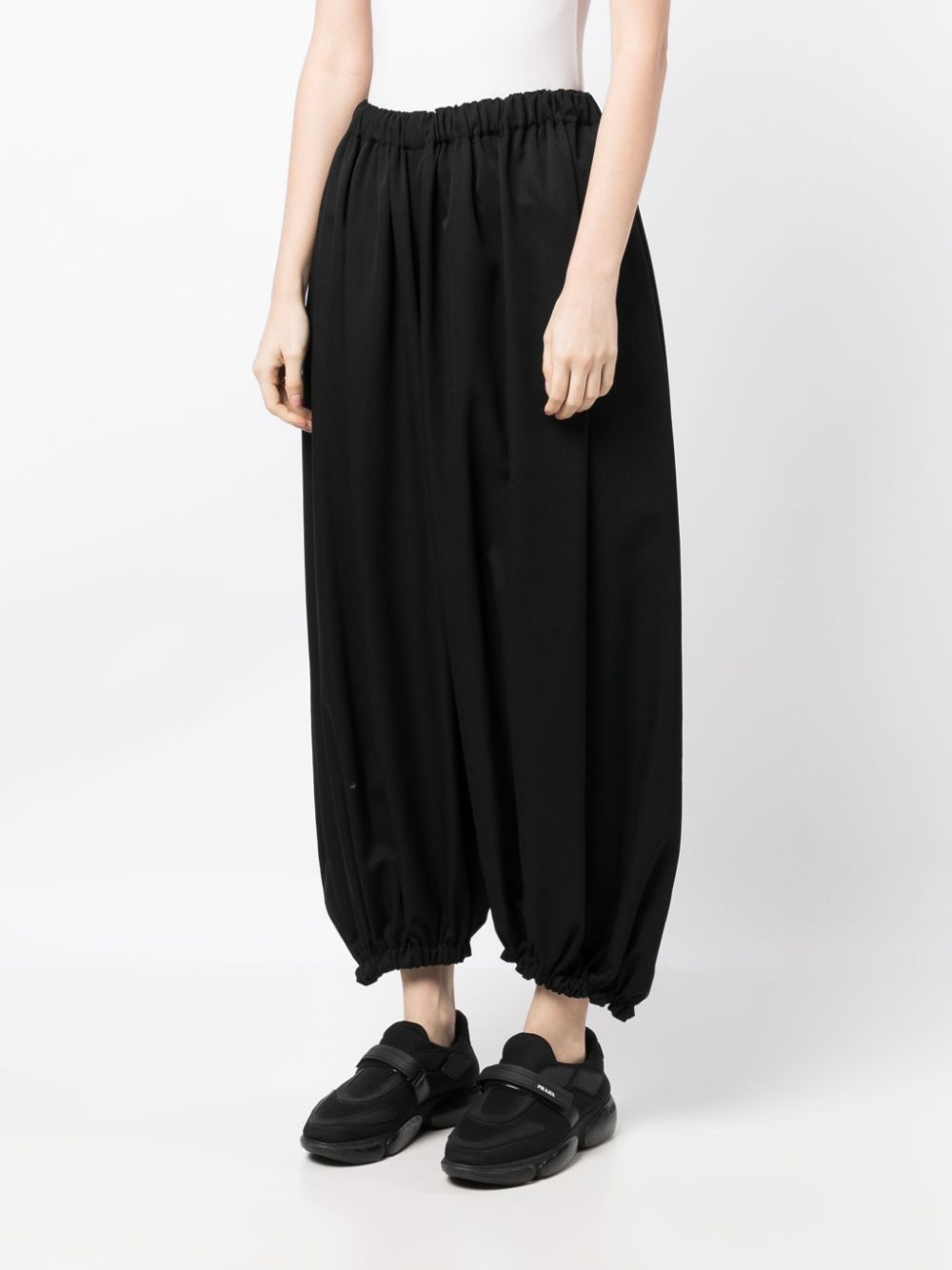elasticated-waistband cropped wool trousers - 3