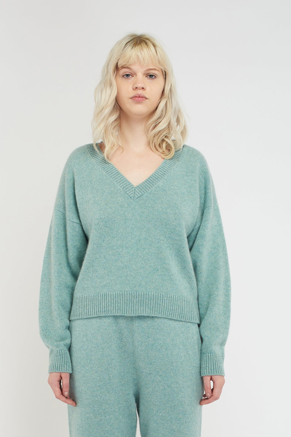 WOMEN’S V-NECK SWEATER - 2