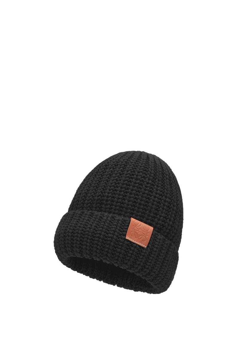 Anagram brooch beanie in wool 1